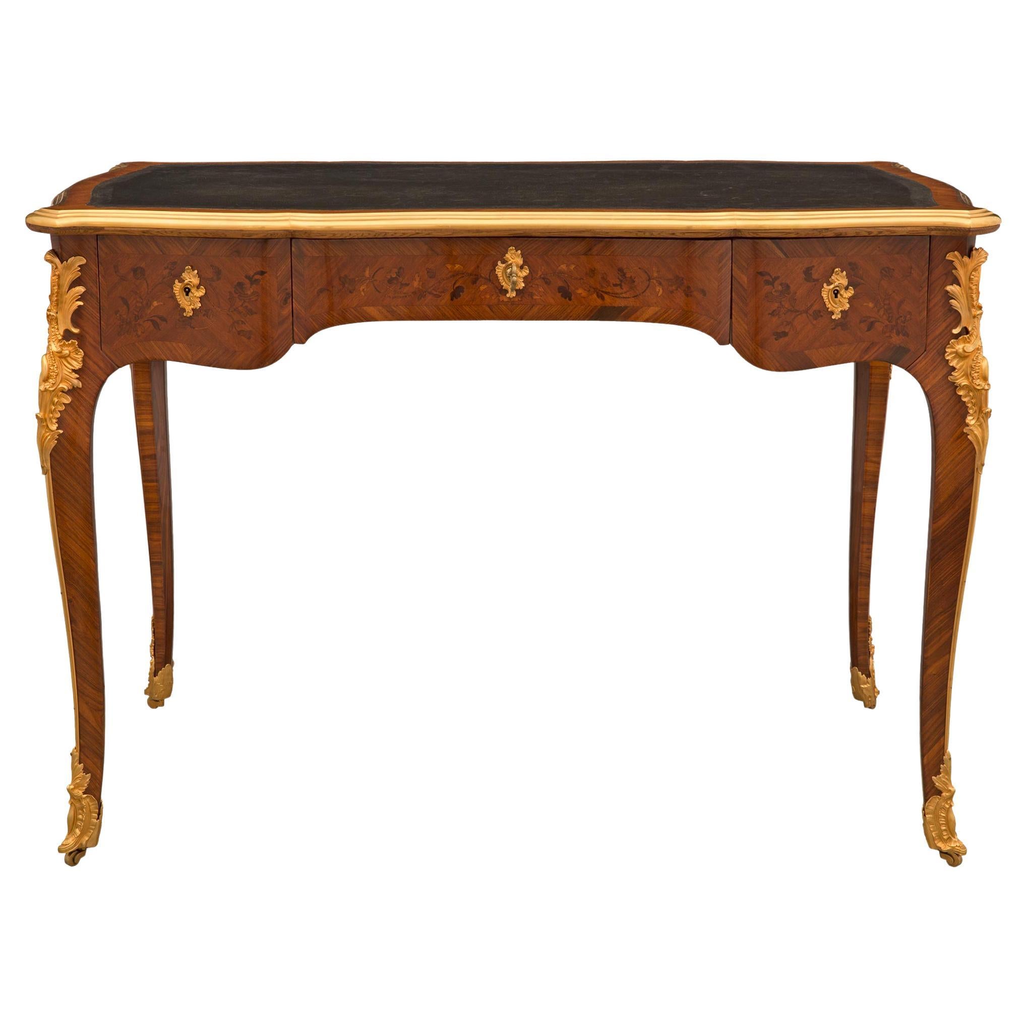 Bureau français du 19ème siècle de style Louis XV en bois de tulipier et bois de violette