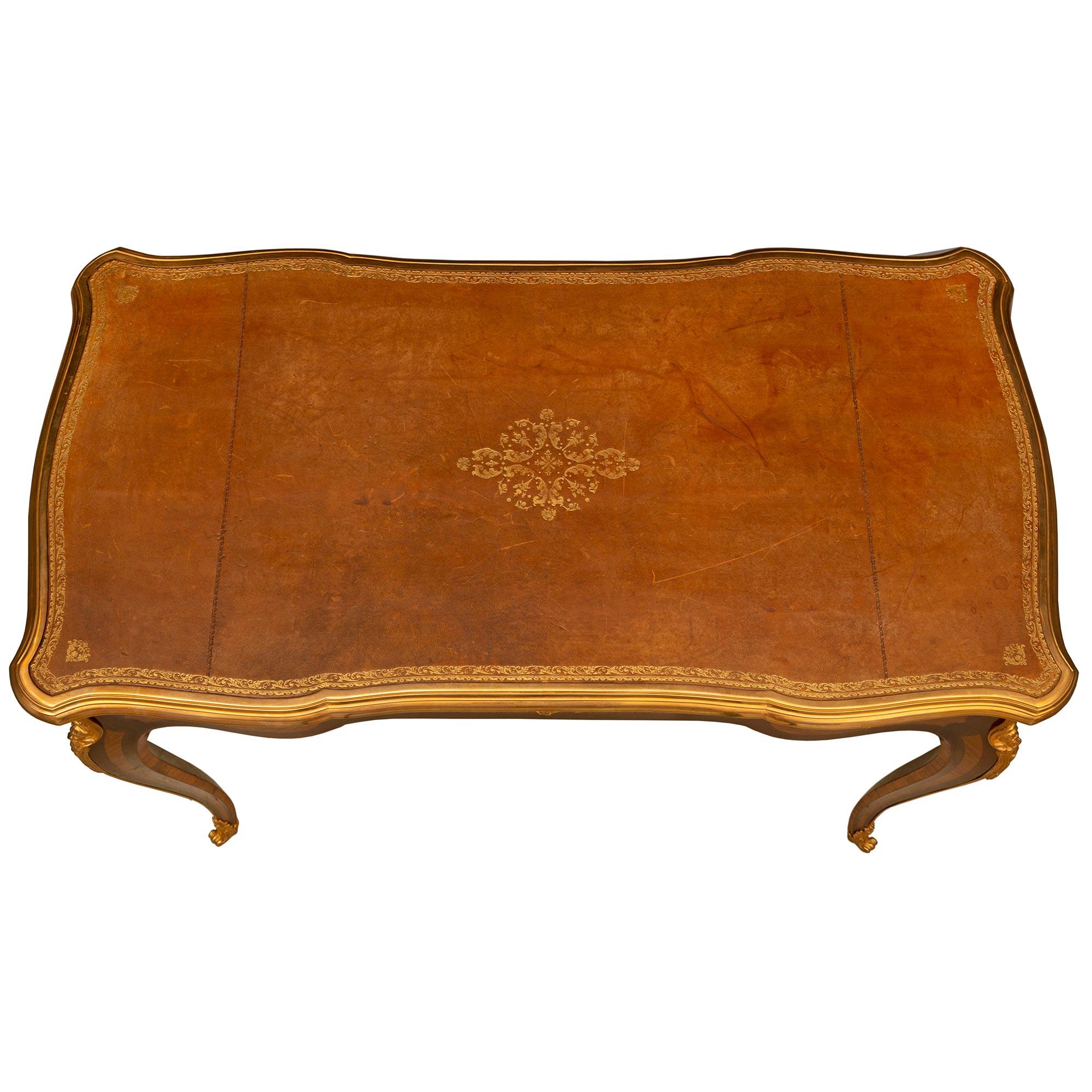 Ein eleganter französischer Damenschreibtisch aus Tulipwood und Kingwood des 19. Jahrhunderts. Der Schreibtisch steht auf vier schlanken Cabriole-Beinen mit feinen, umlaufenden Ormolu-Sabots, Intarsienschächten aus Königsholz und Tulipholz und