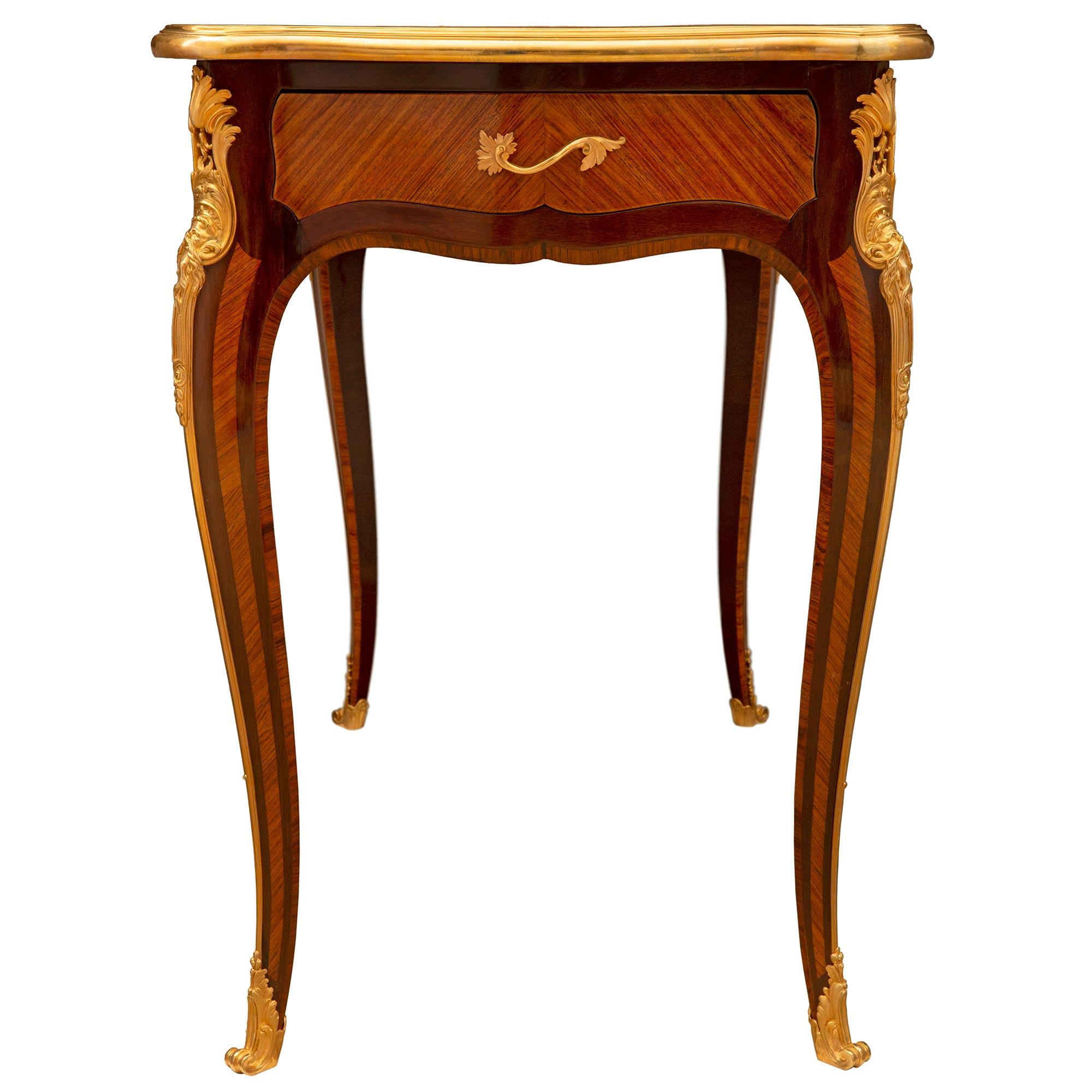 Schreibtisch für Damen aus Tulpenholz und Veilchenholz im Louis XV.-Stil des 19. Jahrhunderts (Goldbronze) im Angebot