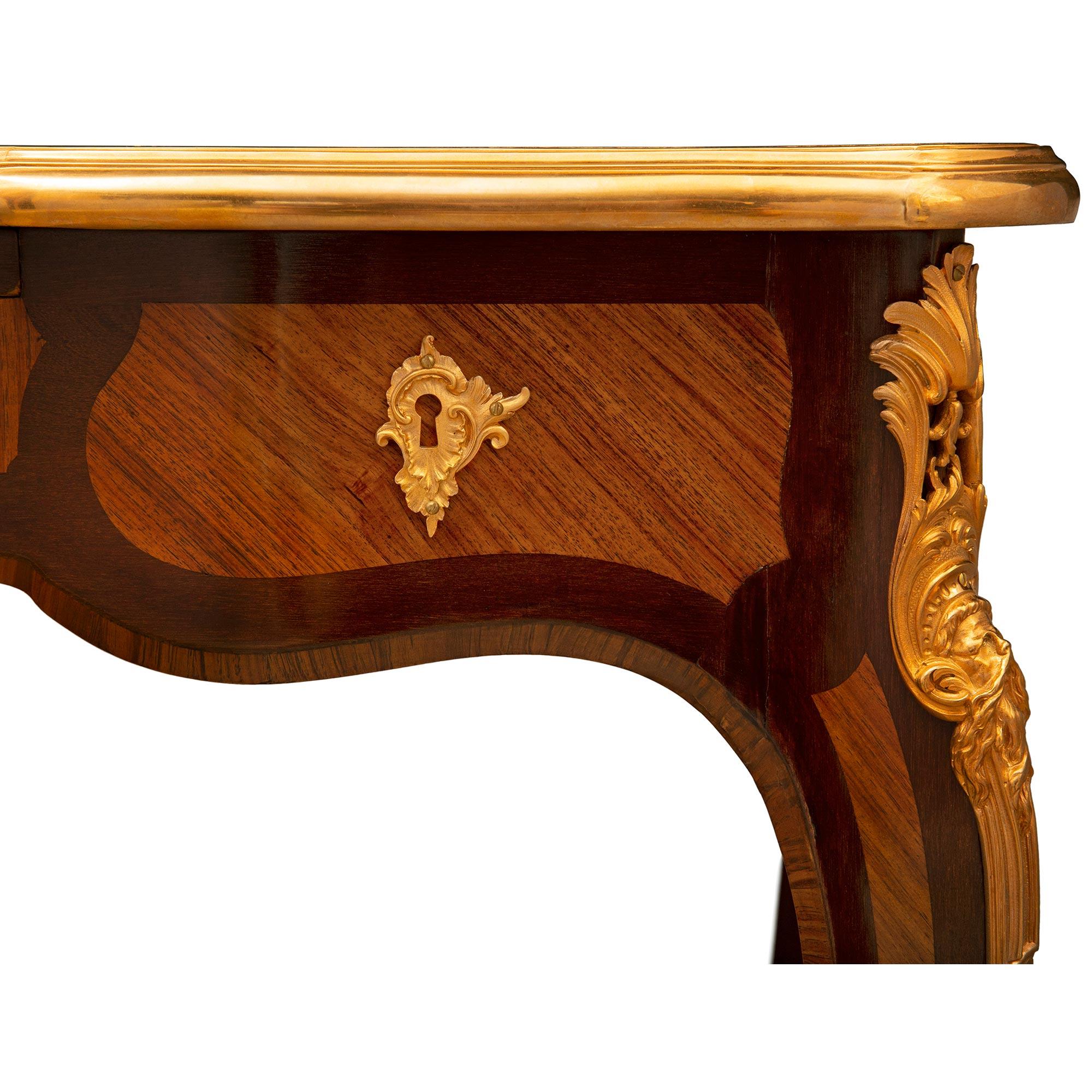 Schreibtisch für Damen aus Tulpenholz und Veilchenholz im Louis XV.-Stil des 19. Jahrhunderts im Angebot 1