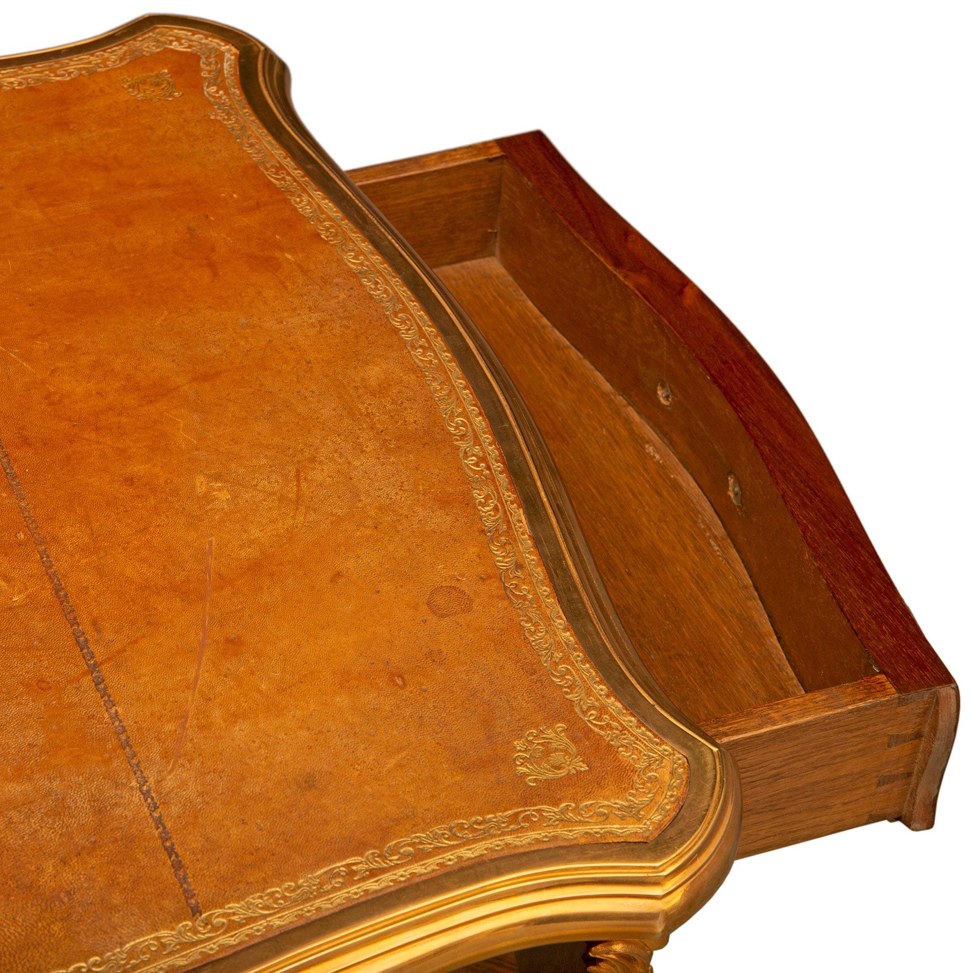 Schreibtisch für Damen aus Tulpenholz und Veilchenholz im Louis XV.-Stil des 19. Jahrhunderts im Angebot 3
