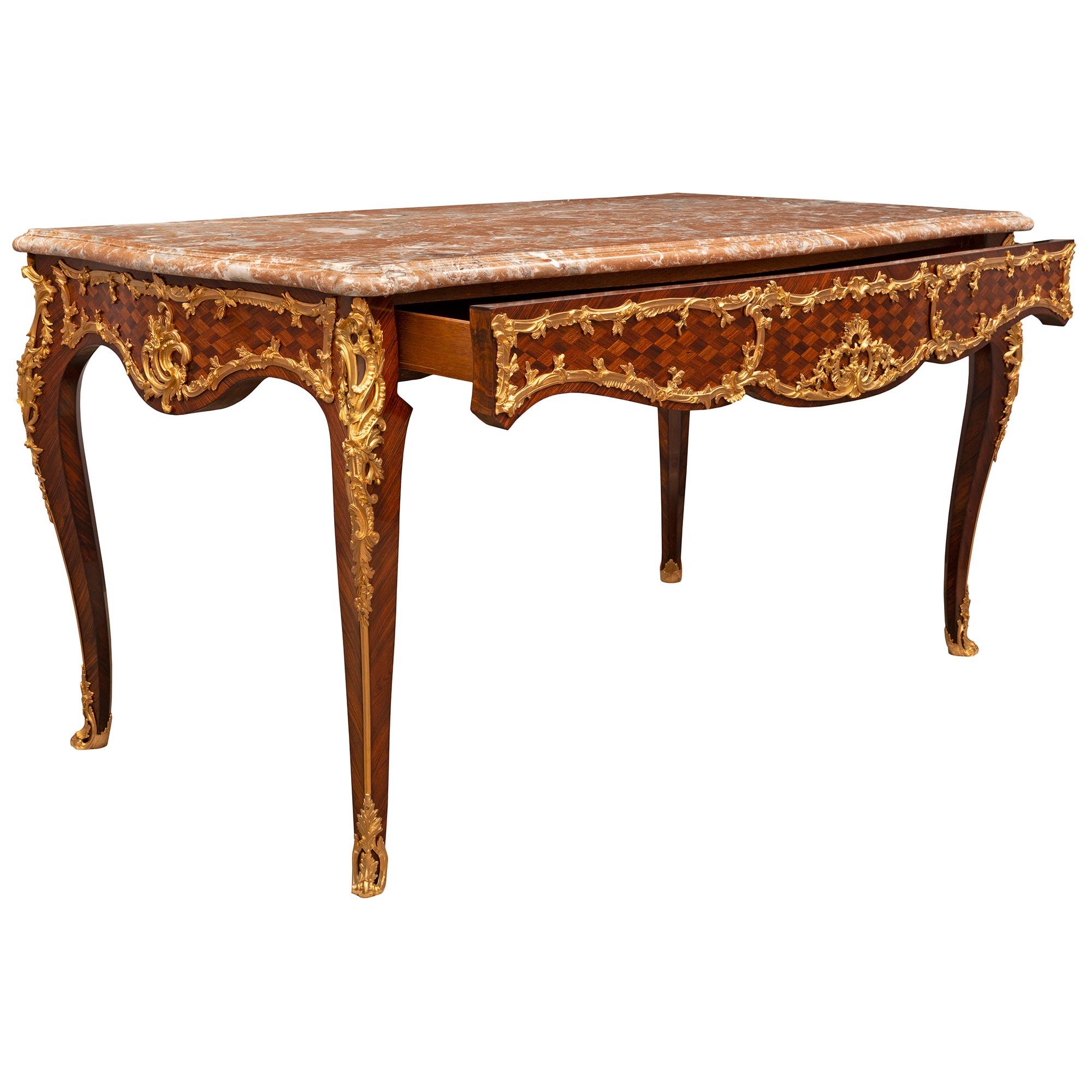 Mesa de centro francesa del siglo XIX estilo Luis XV de madera de tulipán y ormolu en Bueno estado para la venta en West Palm Beach, FL