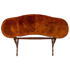 Table en forme de rein en bois de tulipier de style Louis XV du 19ème siècle français