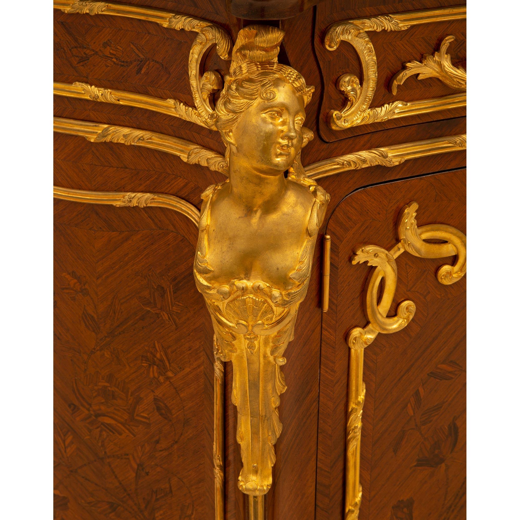 XIXe siècle Meuble de rangement français du 19ème siècle de style Louis XV en bois de violette, tulipier et bronze doré en vente