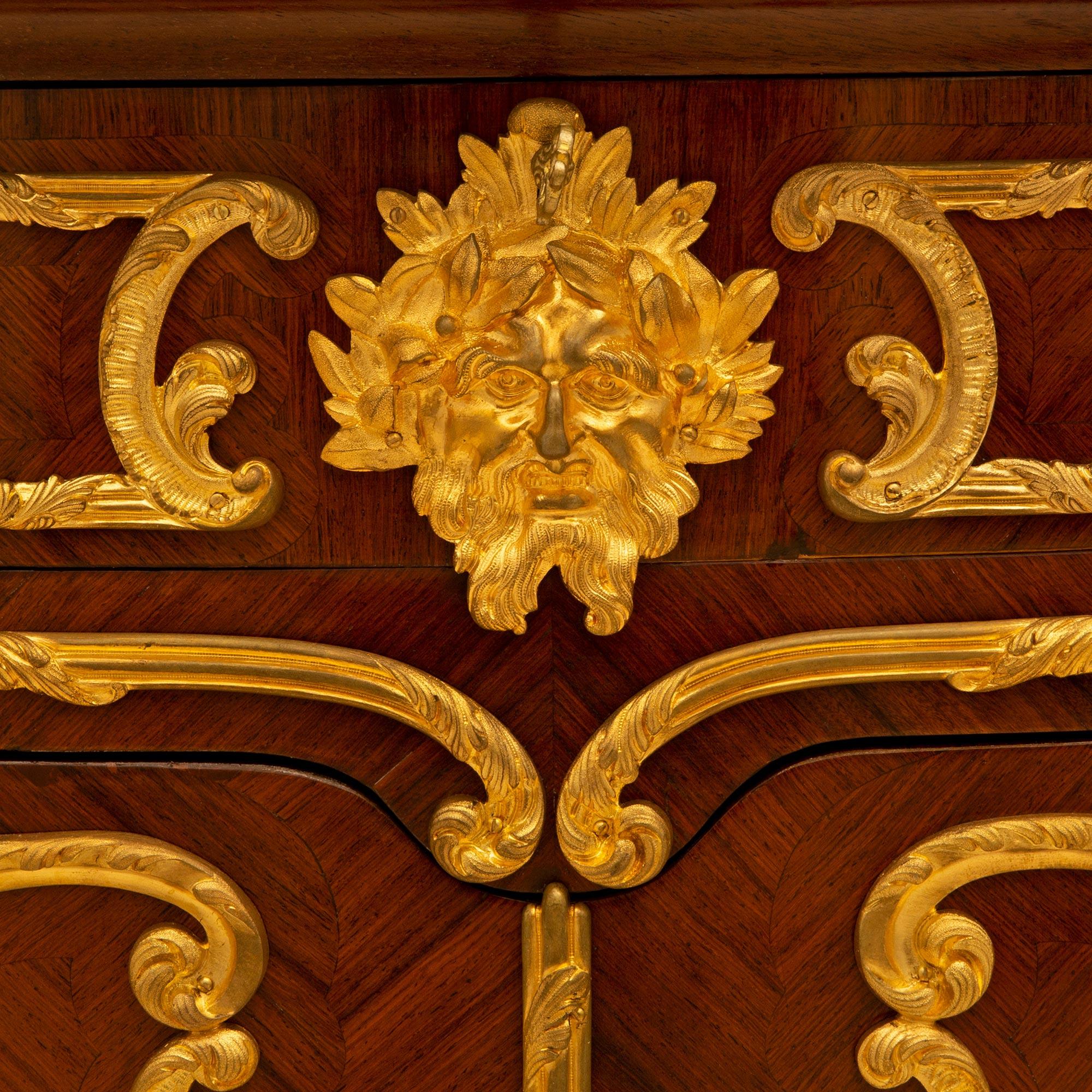 Bronze doré Meuble de rangement français du 19ème siècle de style Louis XV en bois de violette, tulipier et bronze doré en vente