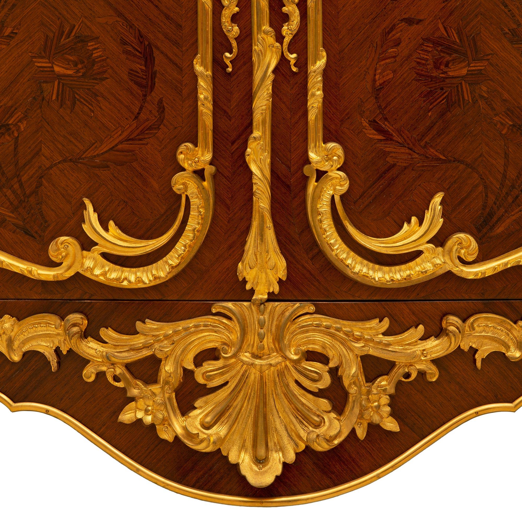 Meuble de rangement français du 19ème siècle de style Louis XV en bois de violette, tulipier et bronze doré en vente 3