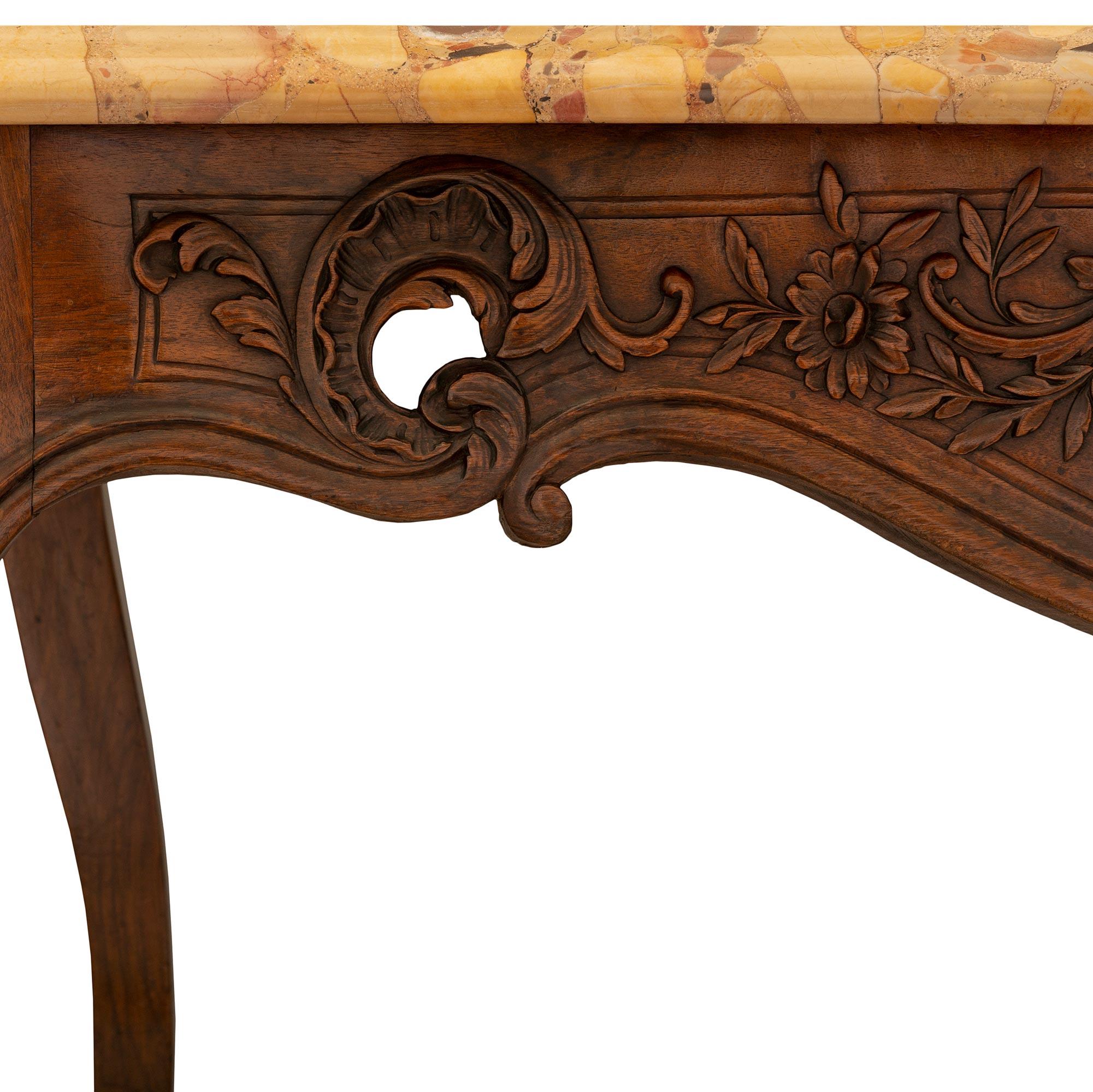 Mesa central francesa de nogal estilo Luis XV del siglo XIX en venta 1