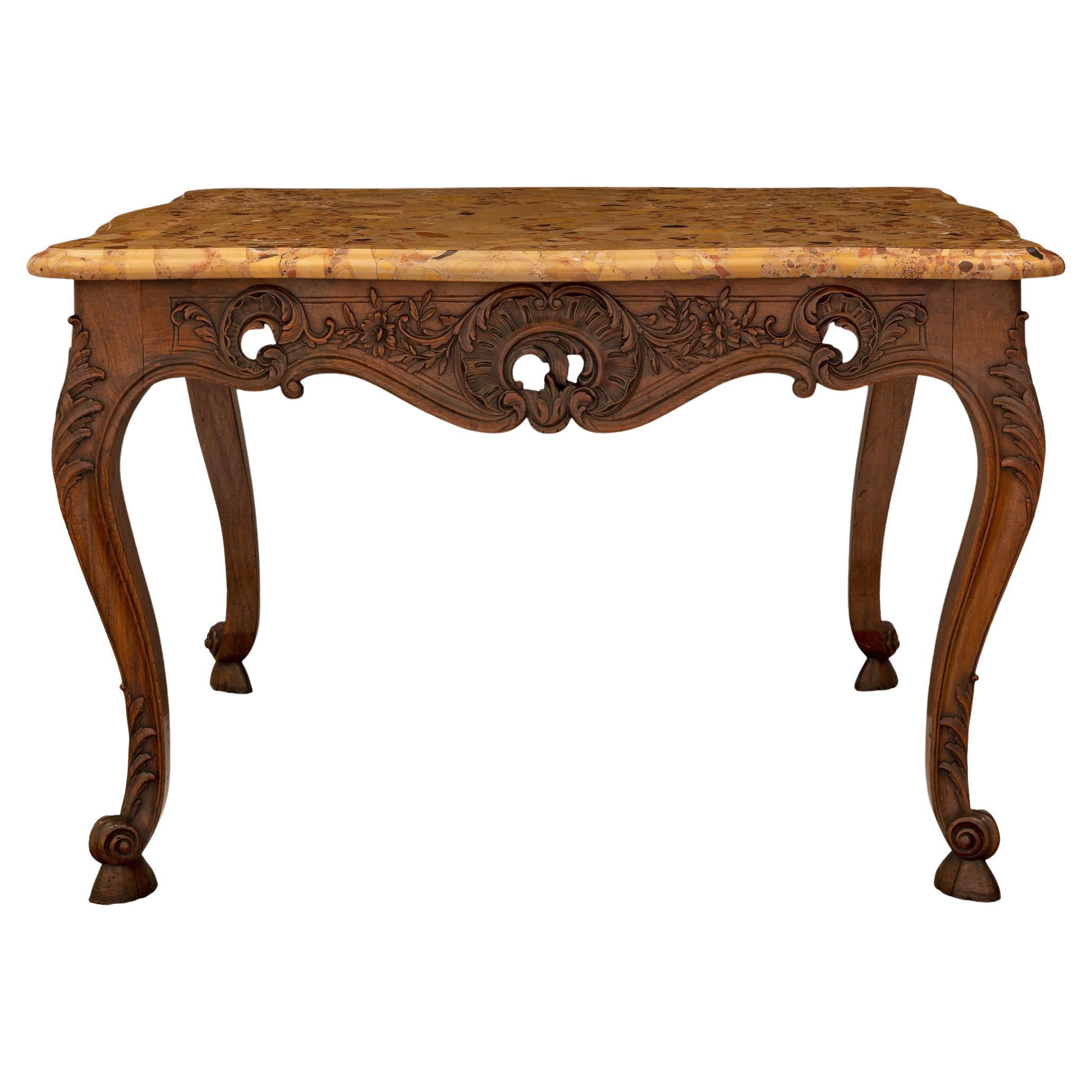 Table centrale française en noyer de style Louis XV du 19ème siècle