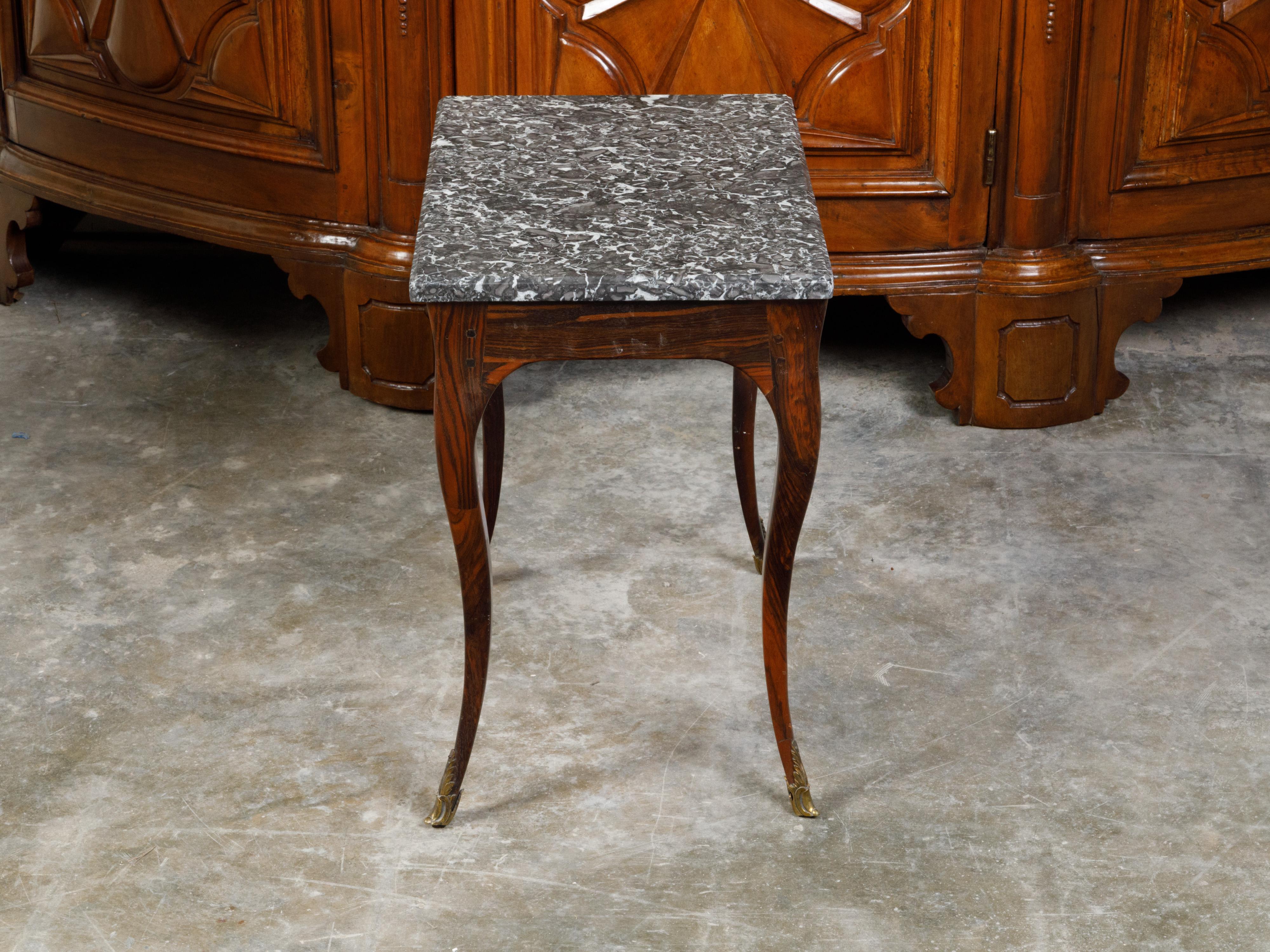 Table d'appoint française du 19ème siècle de style Louis XV en noyer avec plateau en marbre gris en vente 3