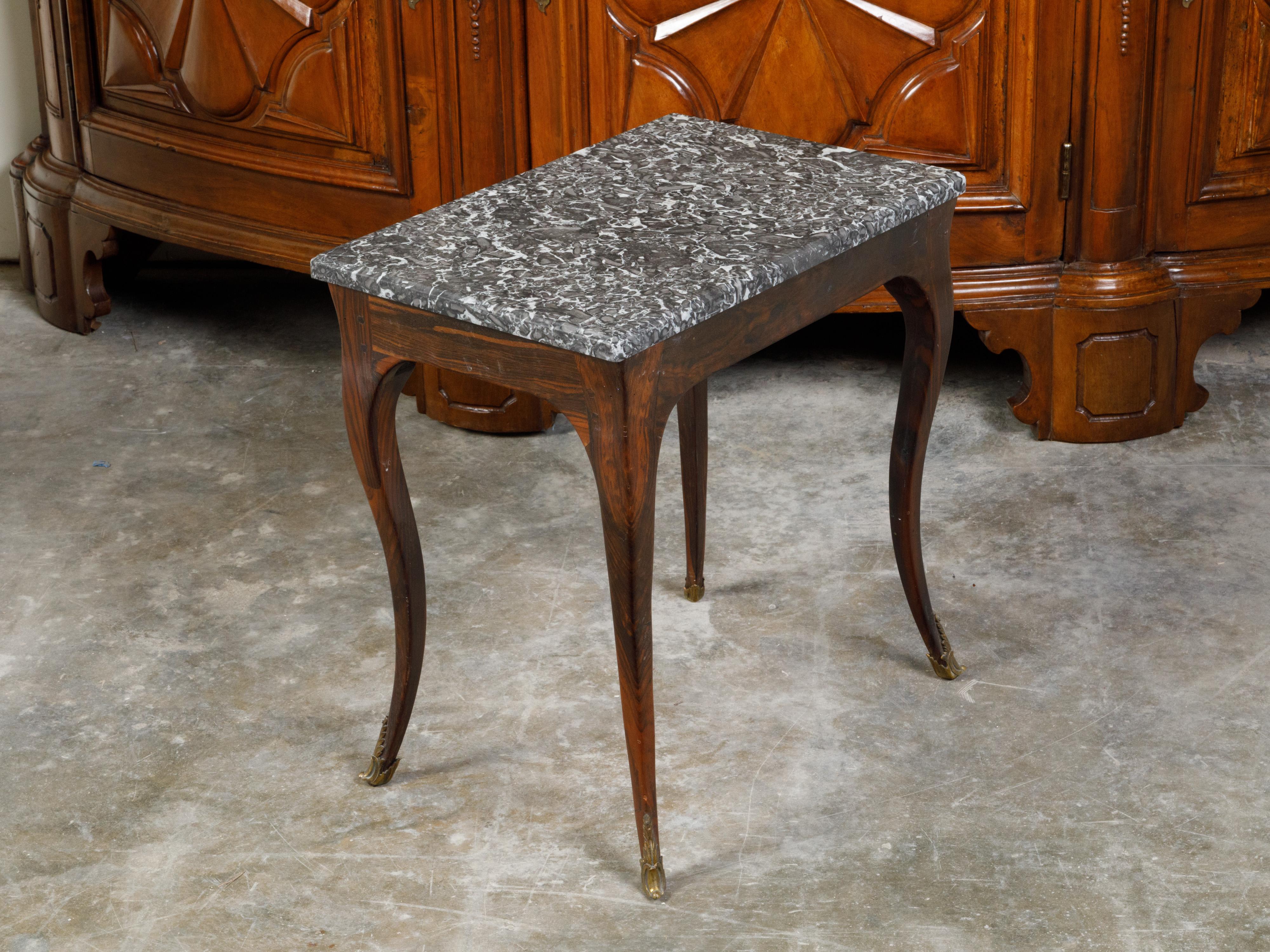 Table d'appoint française du 19ème siècle de style Louis XV en noyer avec plateau en marbre gris en vente 4