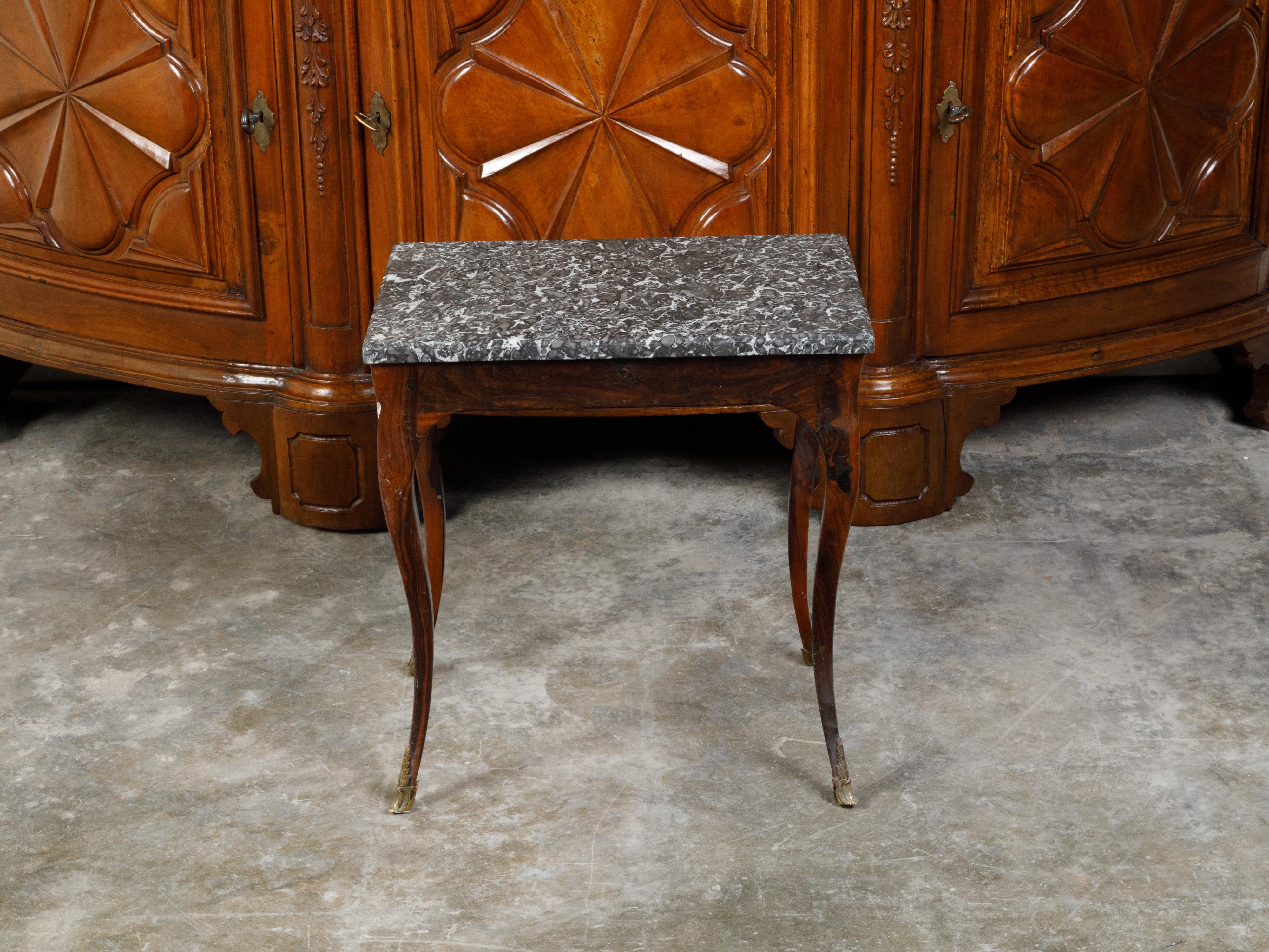 Table d'appoint française de style Louis XV en noyer du XIXe siècle, avec plateau en marbre gris et pieds en bronze. Créée en France au cours du XIXe siècle, cette table d'appoint en noyer présente un plateau rectangulaire en marbre gris veiné