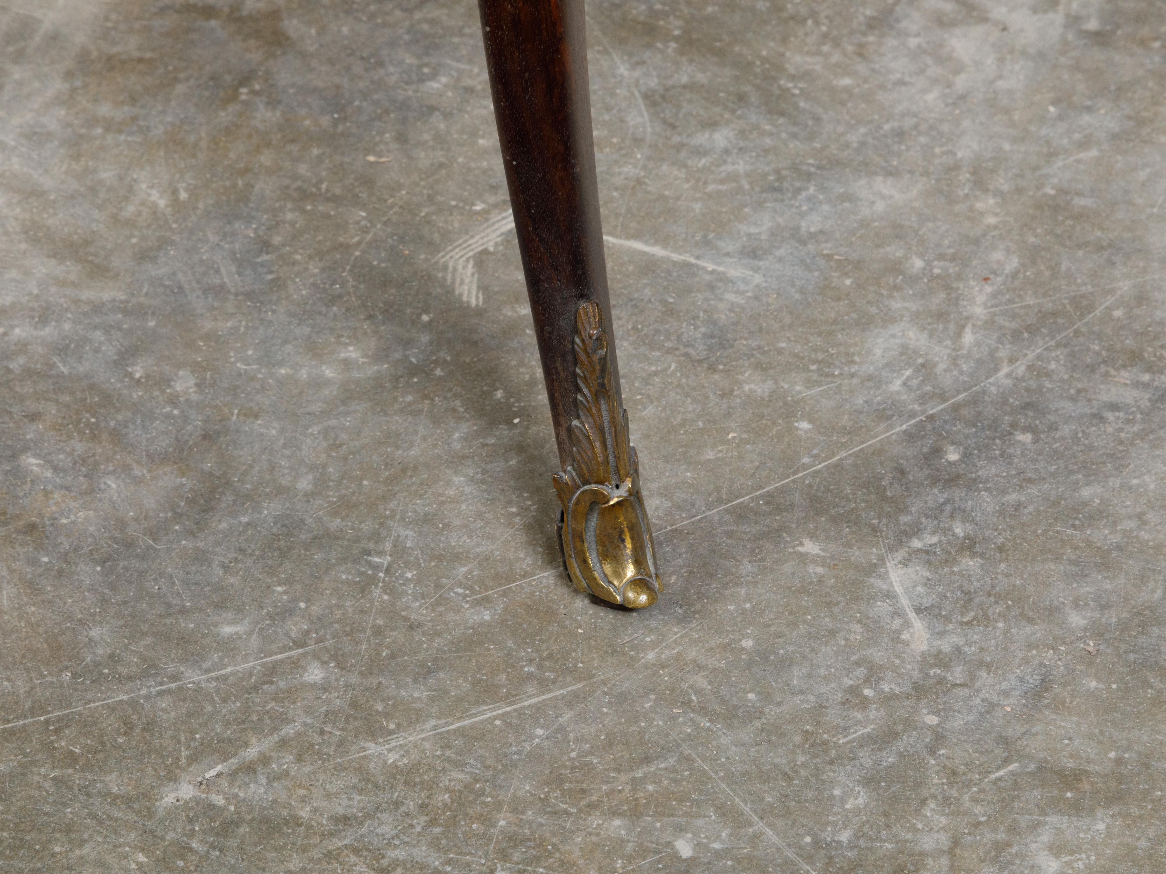 Bronze Table d'appoint française du 19ème siècle de style Louis XV en noyer avec plateau en marbre gris en vente