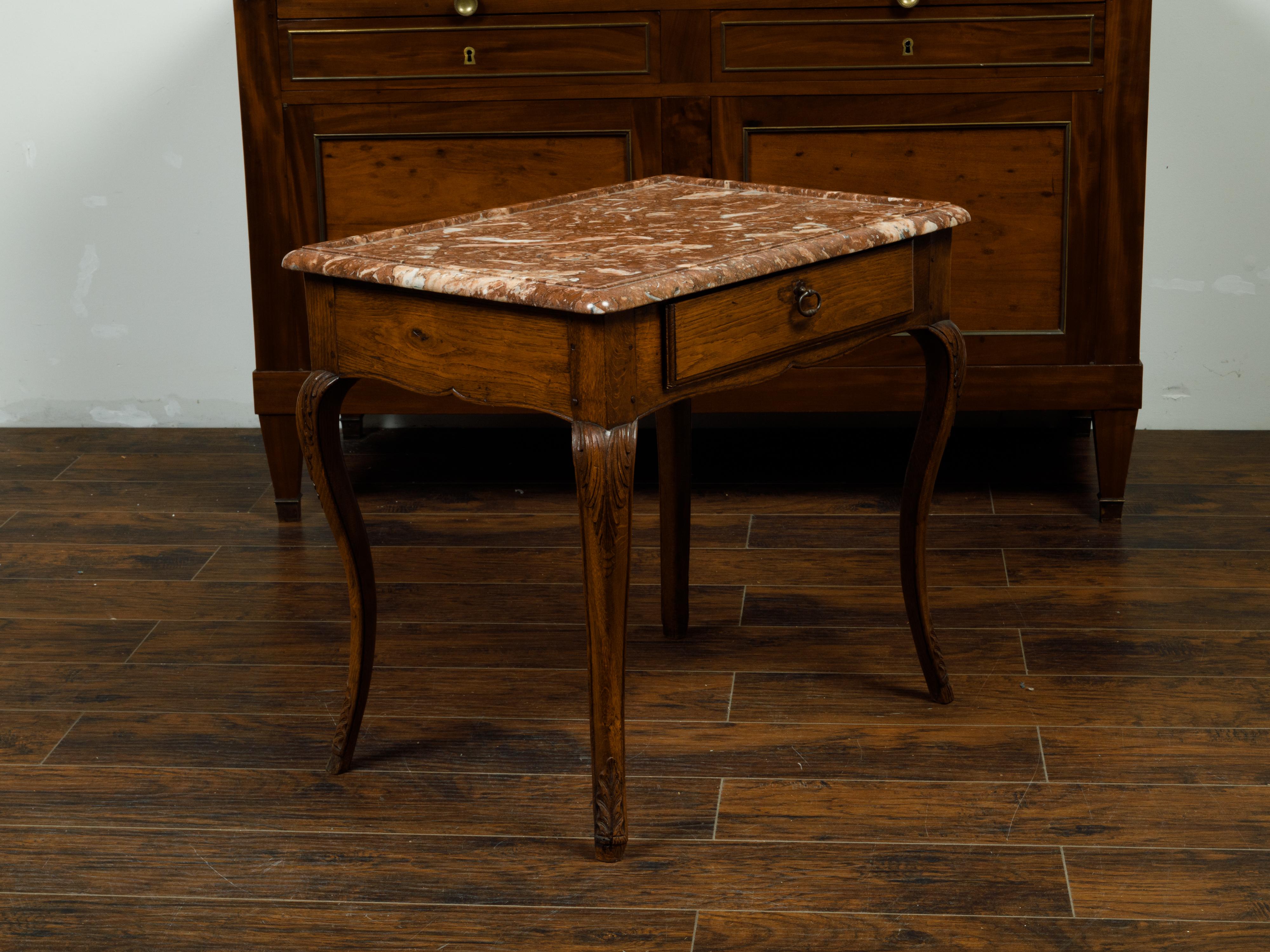 Table d'appoint française du 19ème siècle de style Louis XV en noyer avec plateau en marbre rouge en vente 2