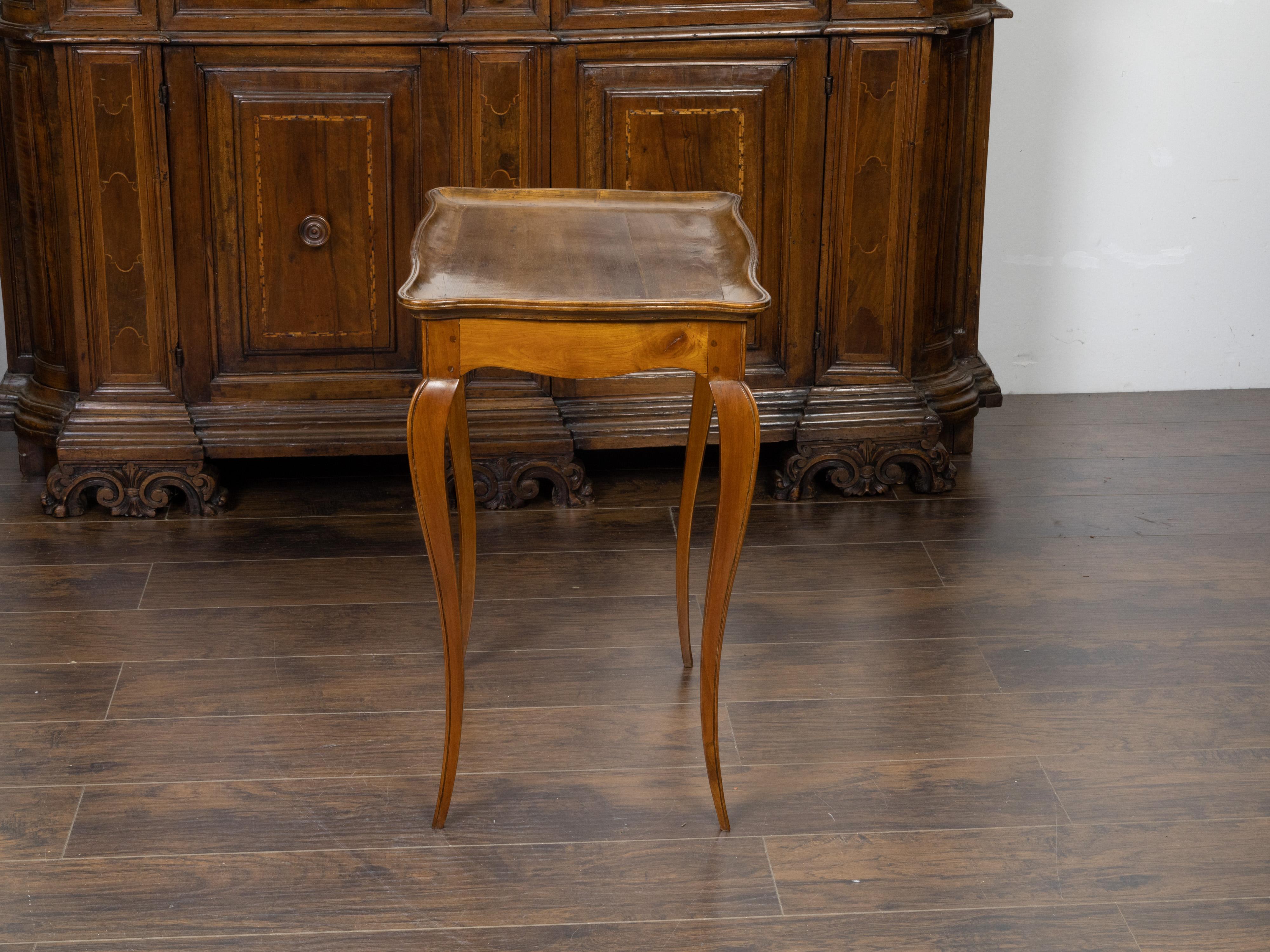 French 19th Century Louis XV Style Walnut Side Table with Serpentine Tray Top For Sale 1