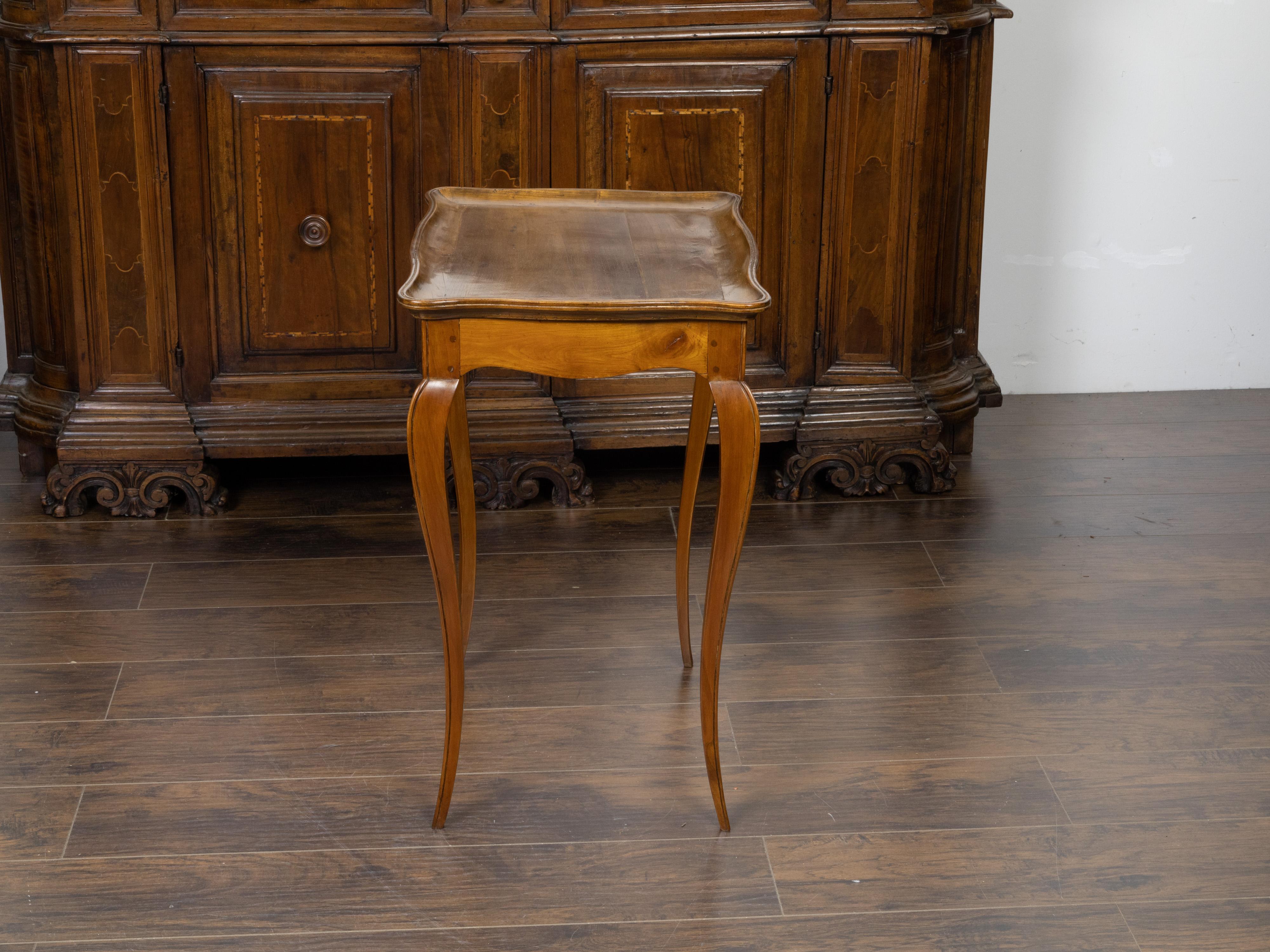 Table d'appoint française du 19ème siècle de style Louis XV en noyer avec plateau à plateau serpentin Bon état - En vente à Atlanta, GA
