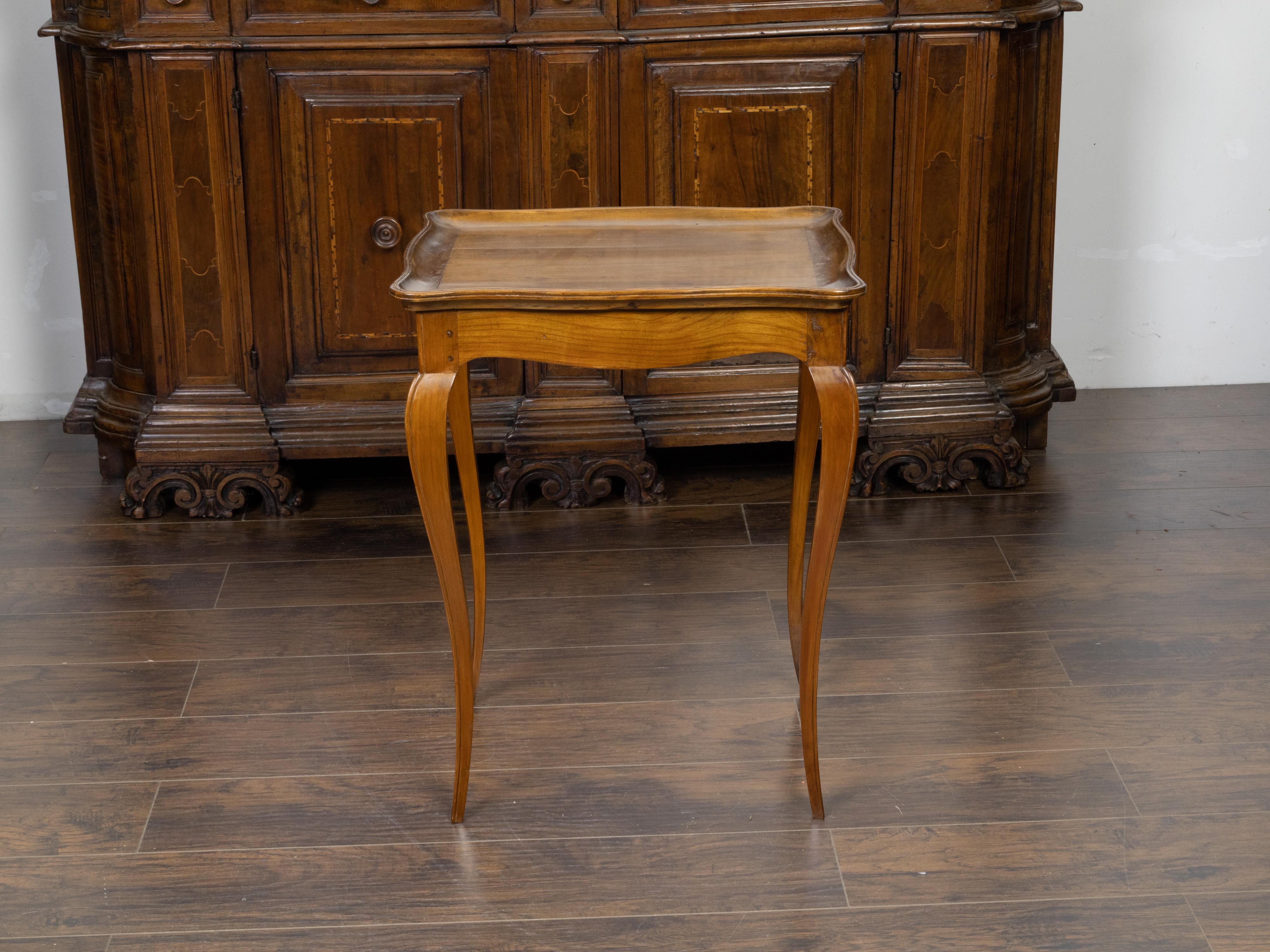 French 19th Century Louis XV Style Walnut Side Table with Serpentine Tray Top For Sale 2