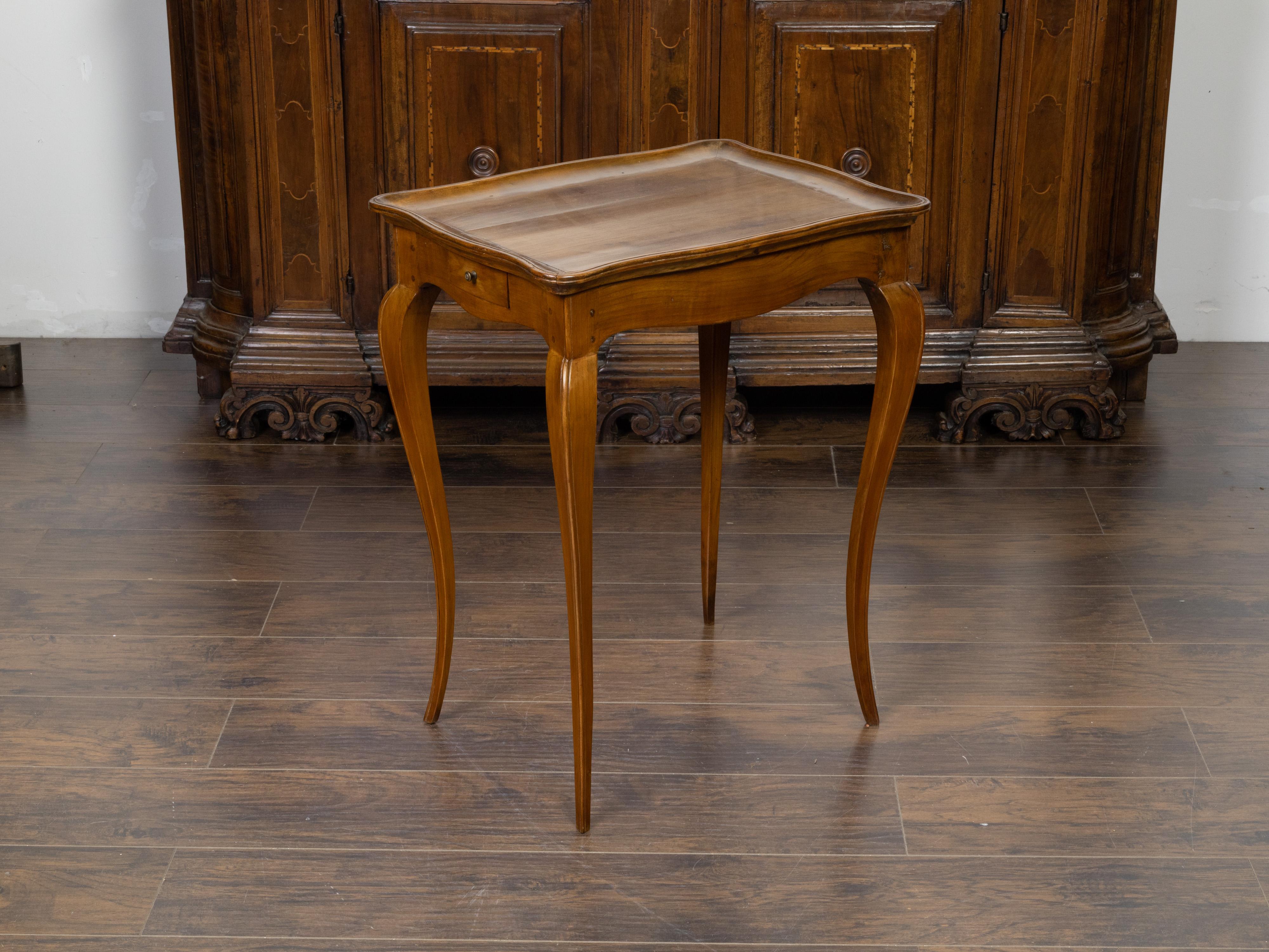French 19th Century Louis XV Style Walnut Side Table with Serpentine Tray Top For Sale 3
