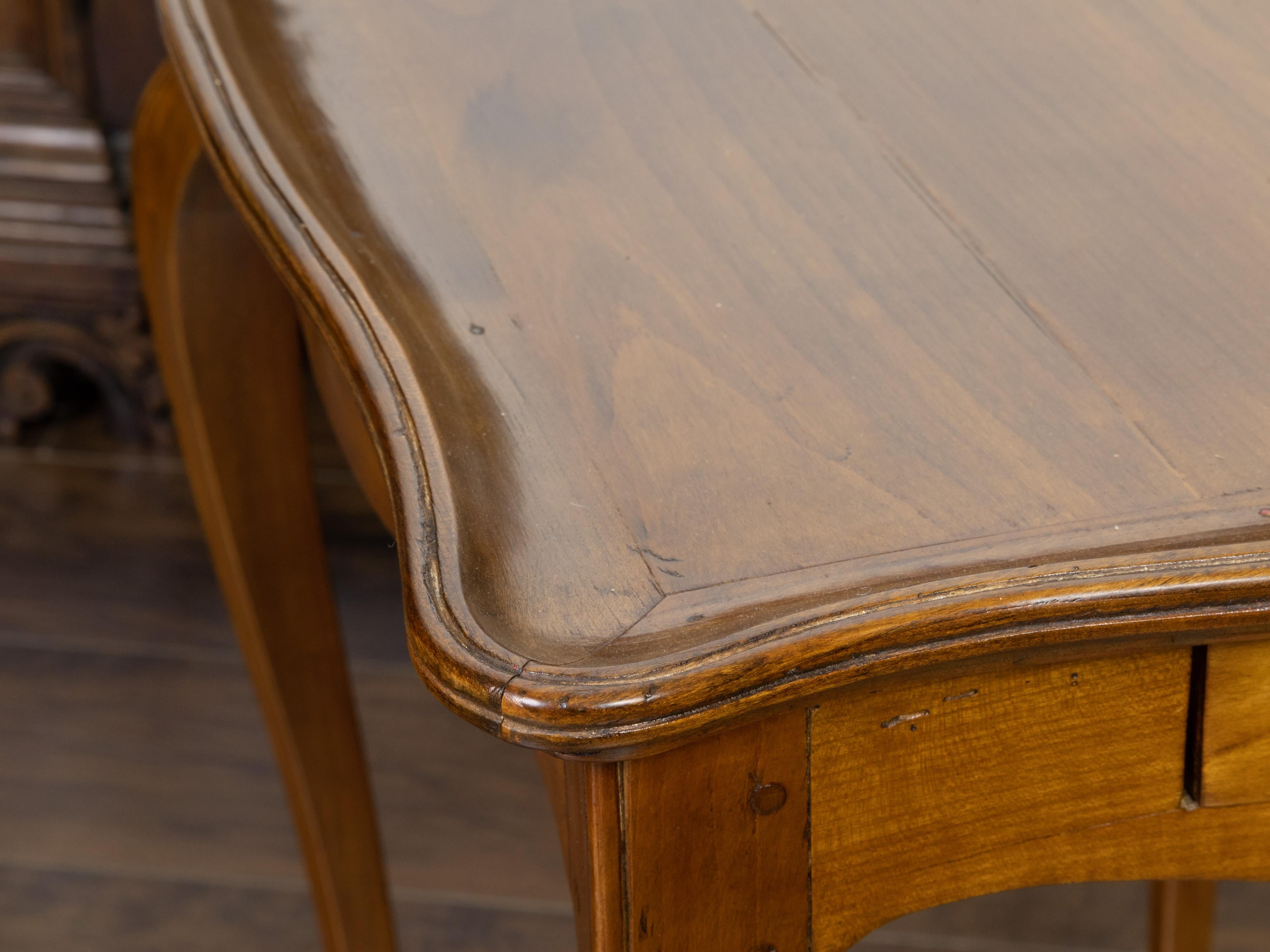 French 19th Century Louis XV Style Walnut Side Table with Serpentine Tray Top For Sale 4