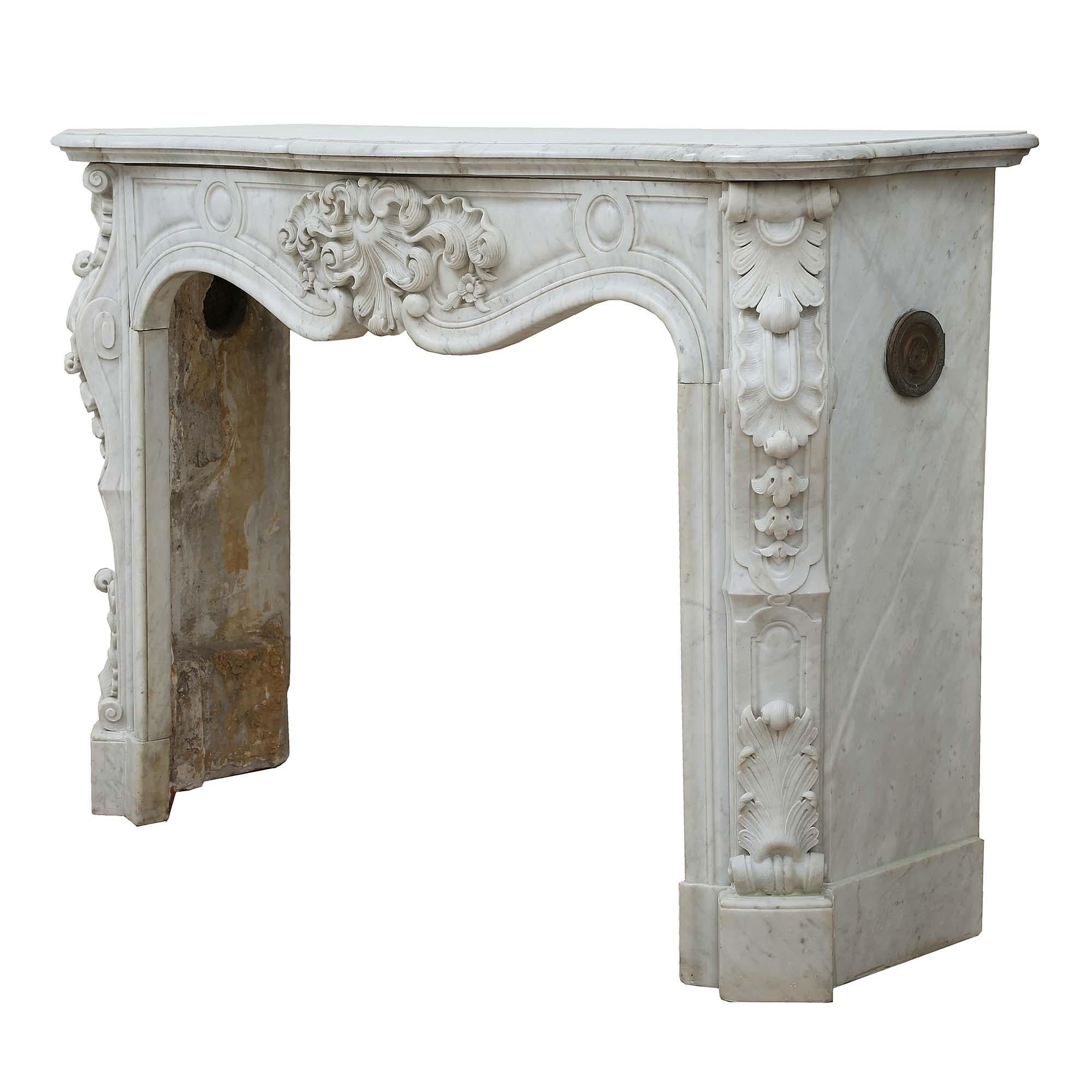 French 19th Century Louis XV Style White Carrara Marble Mantel In Good Condition For Sale In West Palm Beach, FL