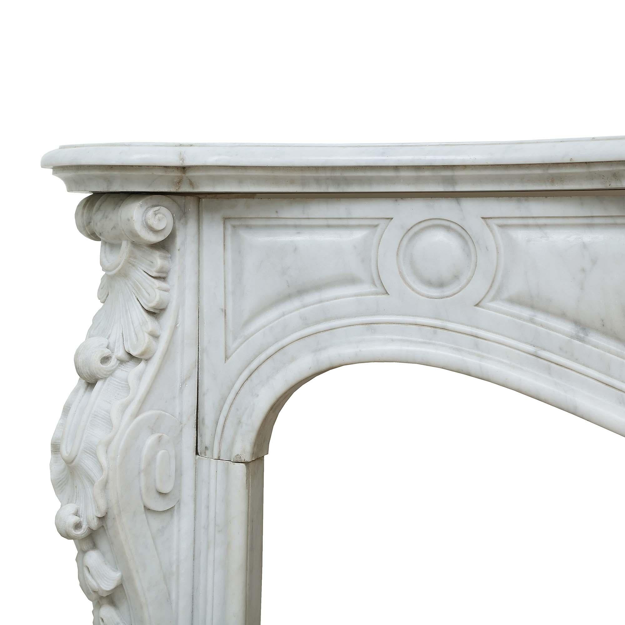 Kaminsims aus weißem Carrara-Marmor im Louis XV.-Stil des 19. Jahrhunderts im Zustand „Gut“ im Angebot in West Palm Beach, FL