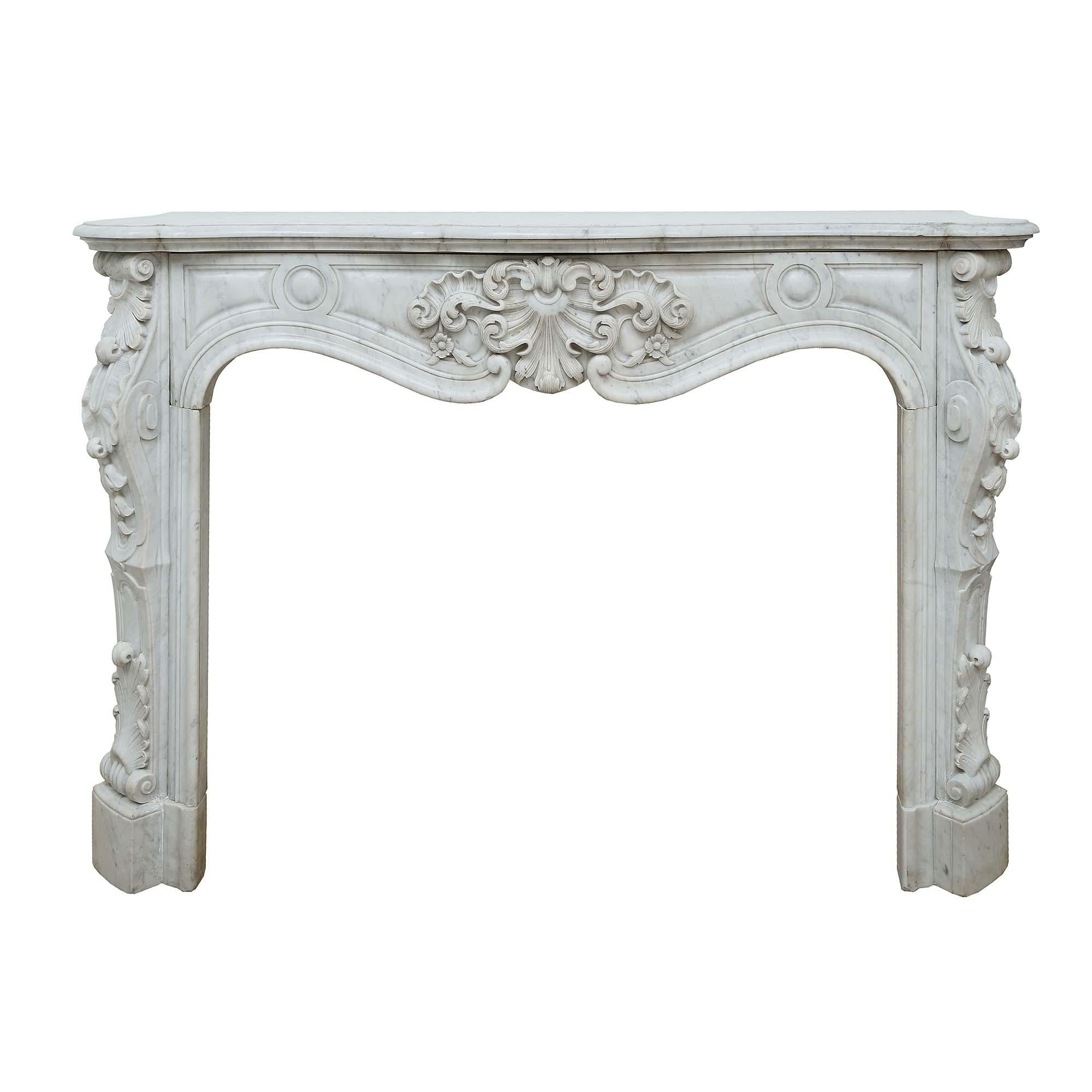 Cheminée française du 19ème siècle de style Louis XV en marbre blanc de Carrare