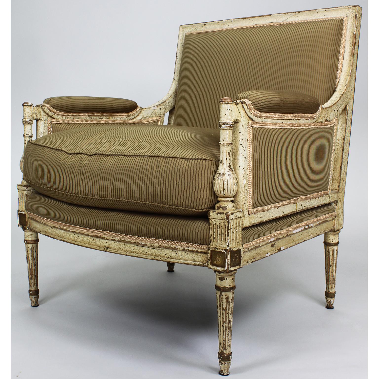 Fauteuil ottoman de style Louis XVI, peint en blanc, de style français du XIXe siècle, avec une tapisserie récente à rayures. Le fauteuil à dossier carré avec un dossier, des côtés et des accoudoirs rembourrés, équipé d'un repose-pieds ottoman,