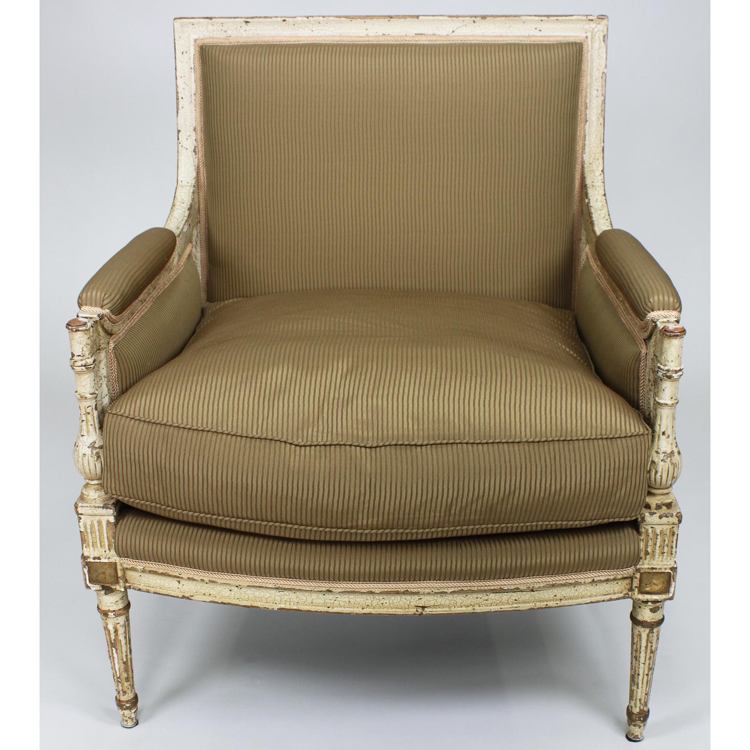 Weiß lackierter Loungesessel mit Ottomane im Louis-XVI.-Stil des 19. Jahrhunderts (Louis XVI.) im Angebot