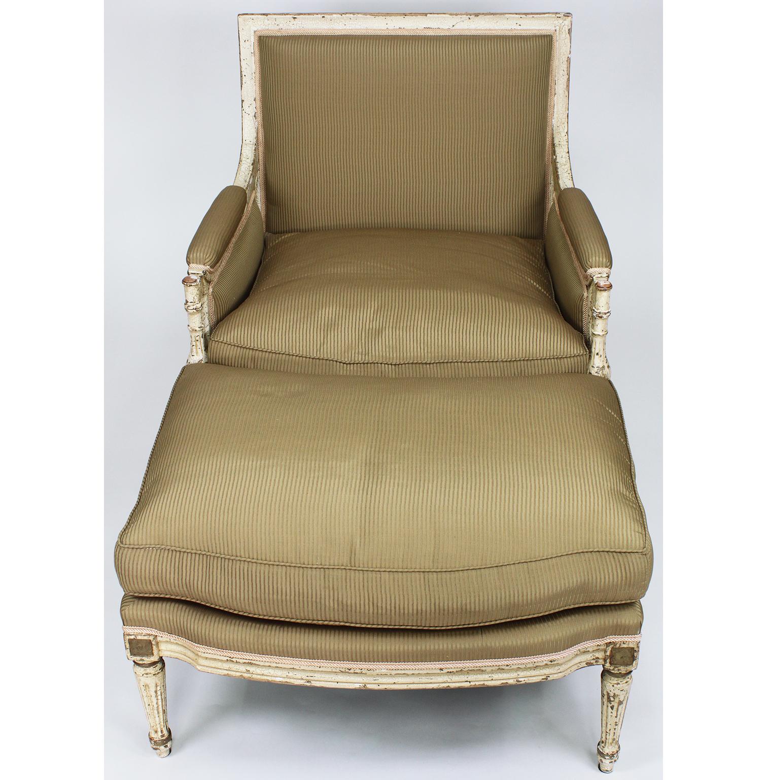 French 19th Century Louis XVI Style White-Painted Lounge Chaise Ottoman Armchair In Distressed Condition For Sale In Los Angeles, CA