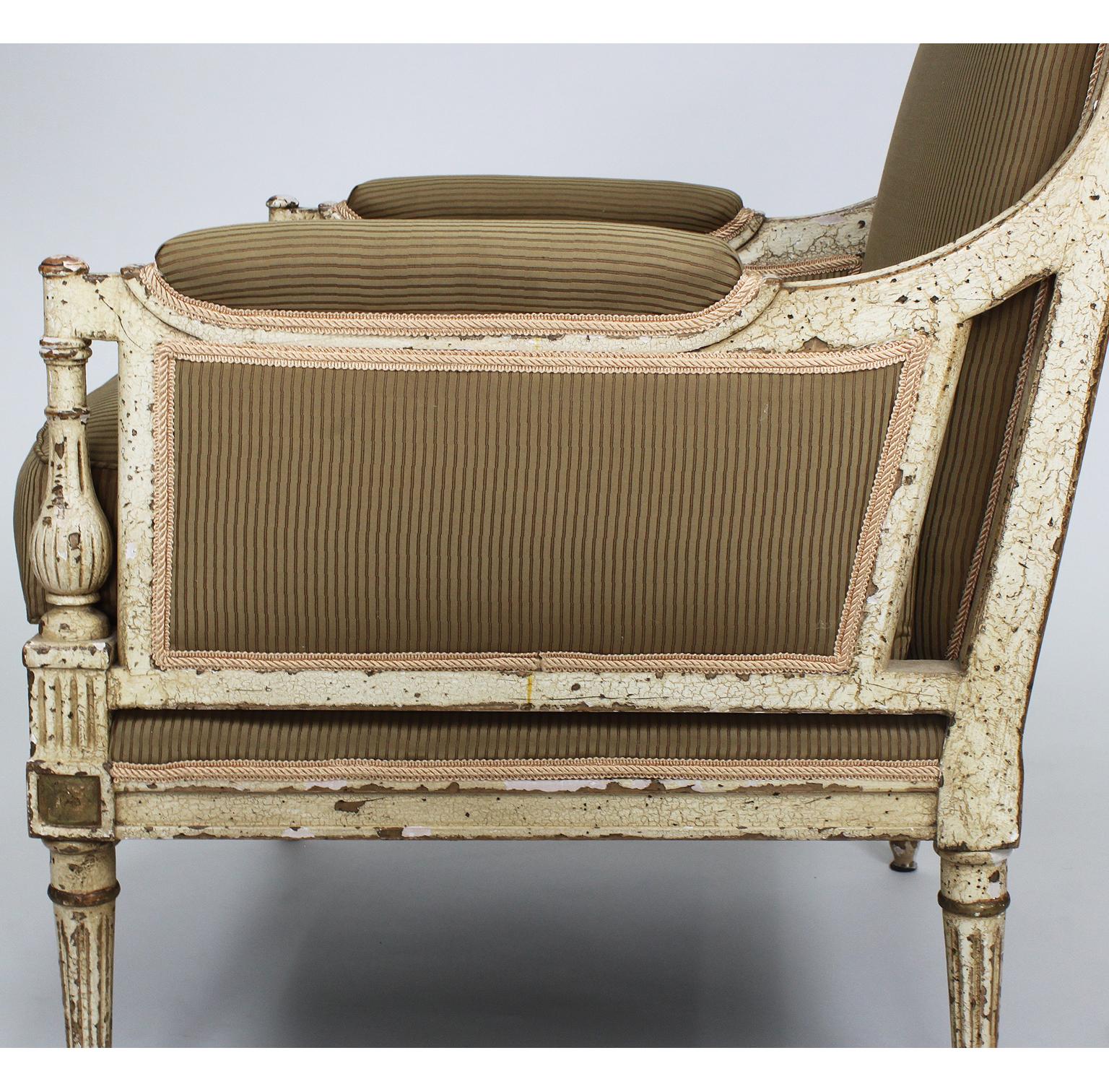 Weiß lackierter Loungesessel mit Ottomane im Louis-XVI.-Stil des 19. Jahrhunderts im Angebot 1