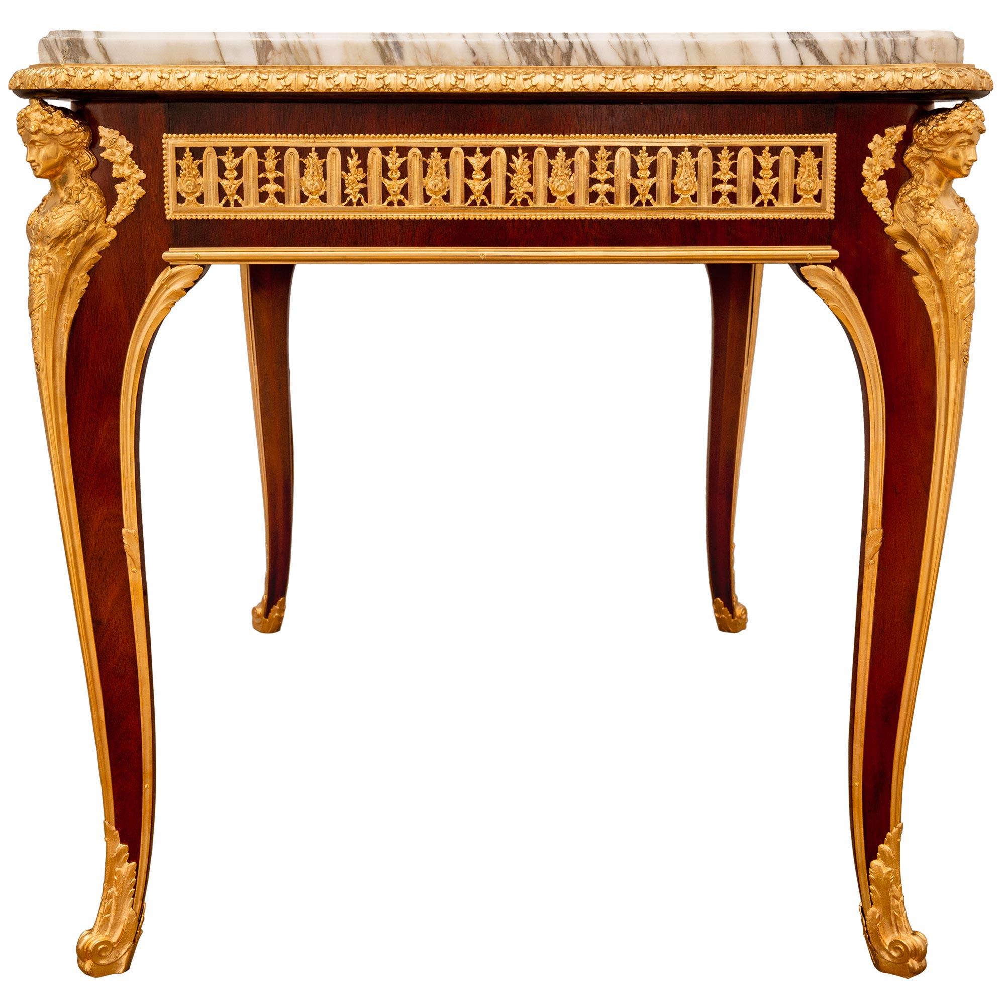 Francese Scrivania francese del XIX secolo in mogano Luigi XV/XVI secolo, ormolu e marmo in vendita