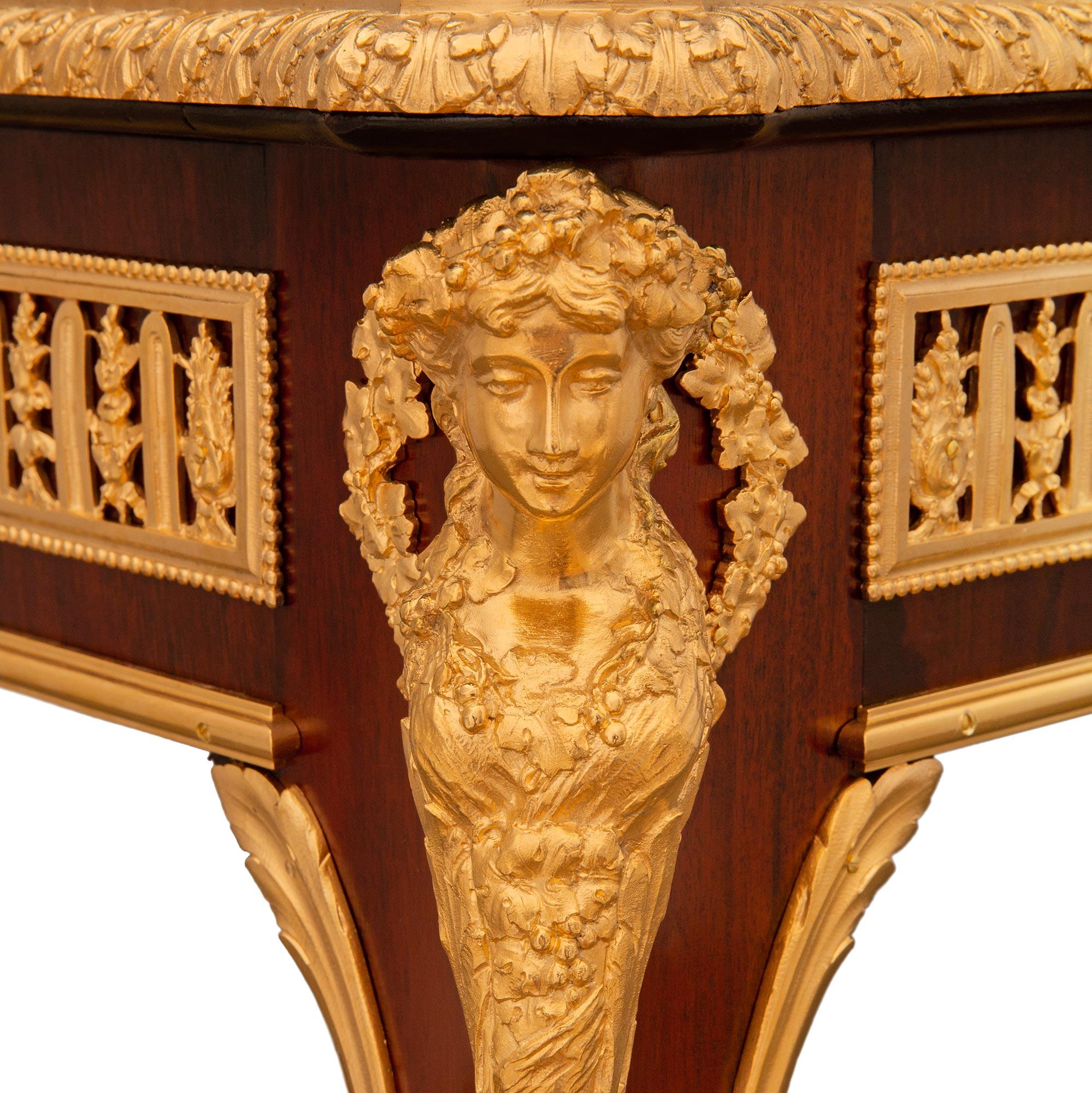 Similoro Scrivania francese del XIX secolo in mogano Luigi XV/XVI secolo, ormolu e marmo in vendita