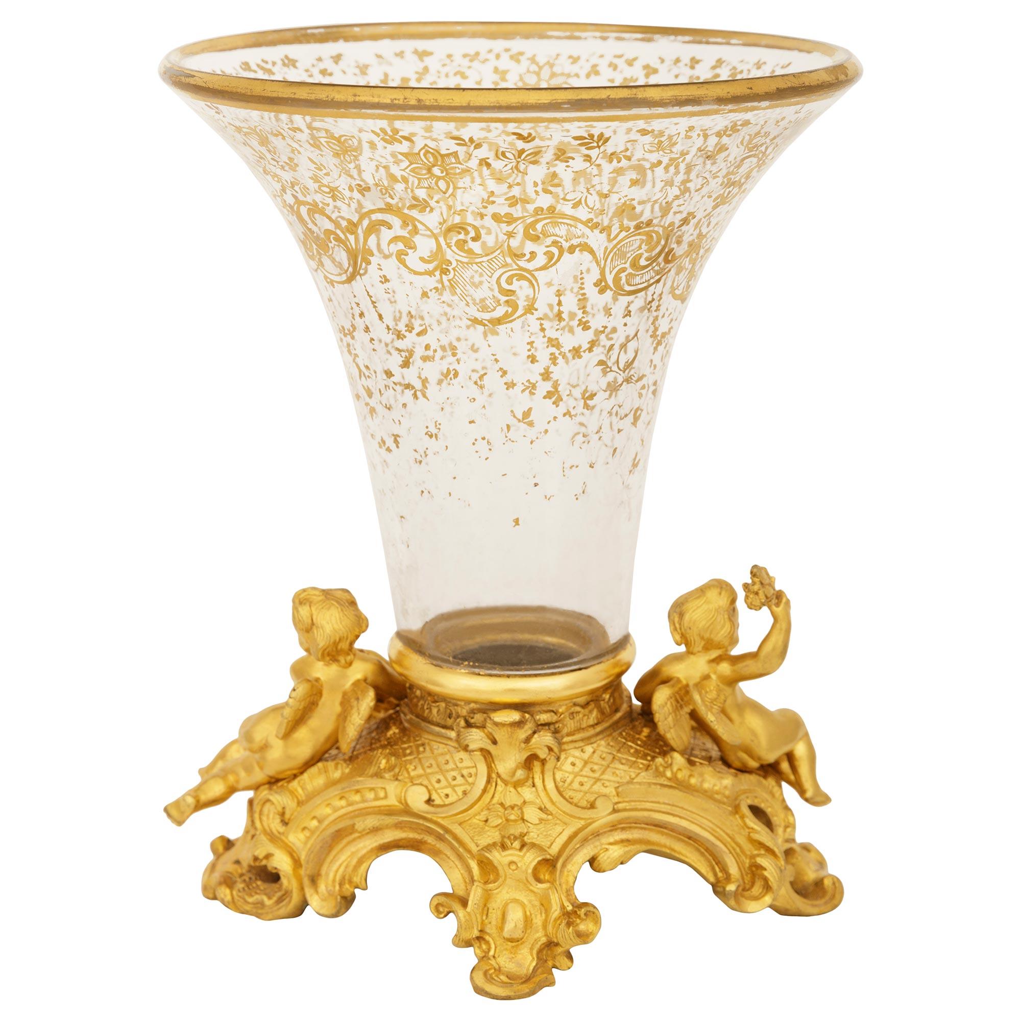 Vase Louis XV/XVI du XIXe siècle en bronze doré et cristal doré en vente 4