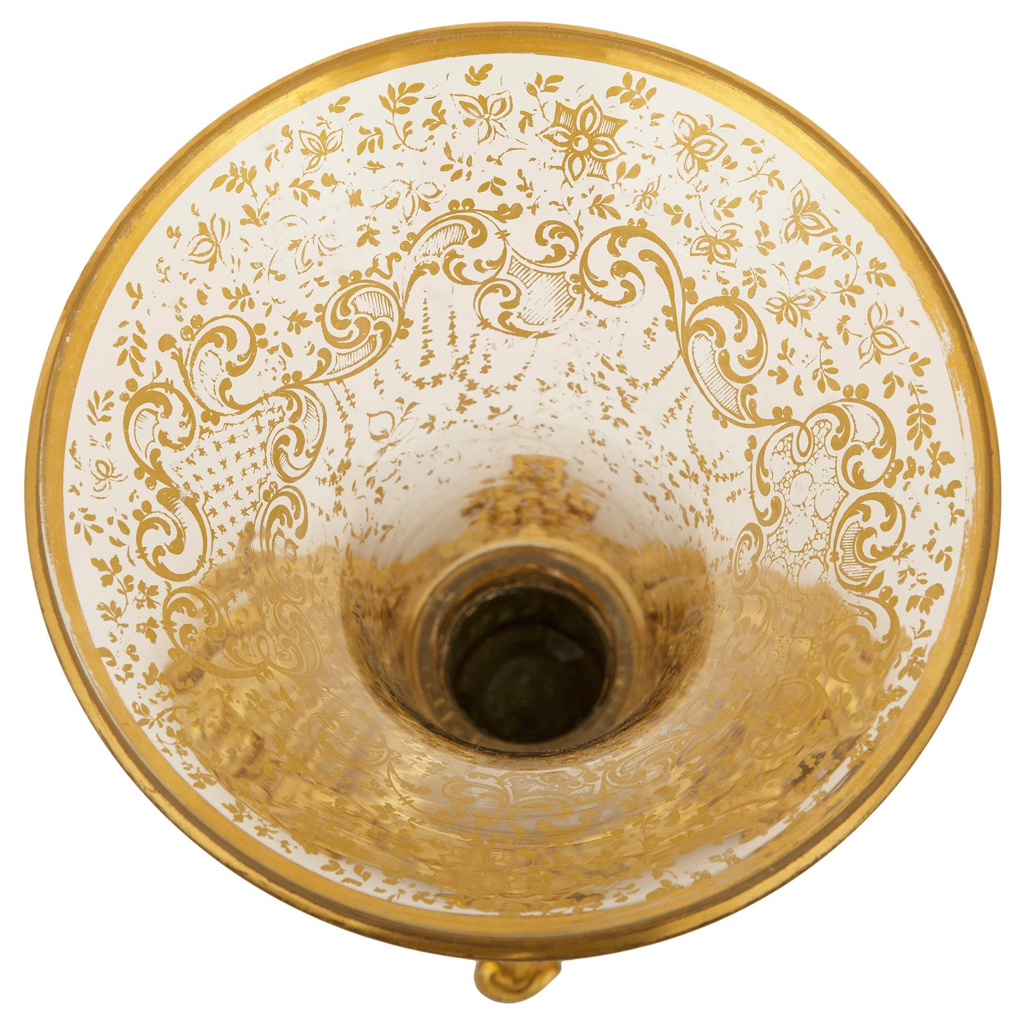 Vase Louis XV/XVI du XIXe siècle en bronze doré et cristal doré en vente 5