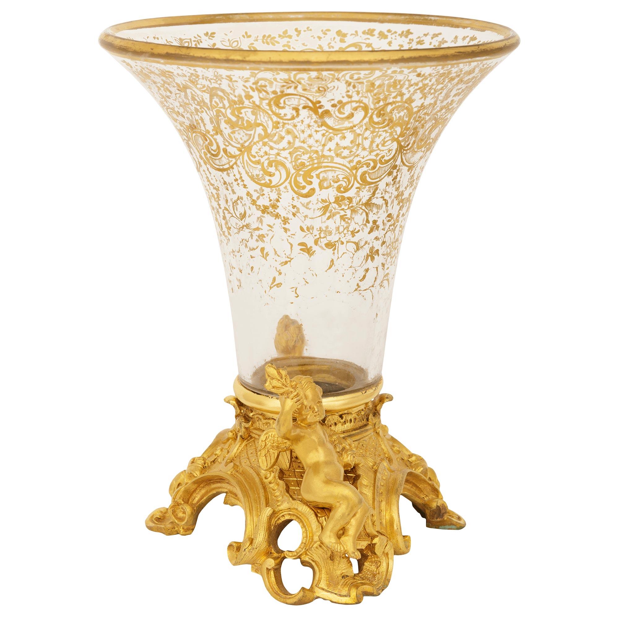 Français Vase Louis XV/XVI du XIXe siècle en bronze doré et cristal doré en vente