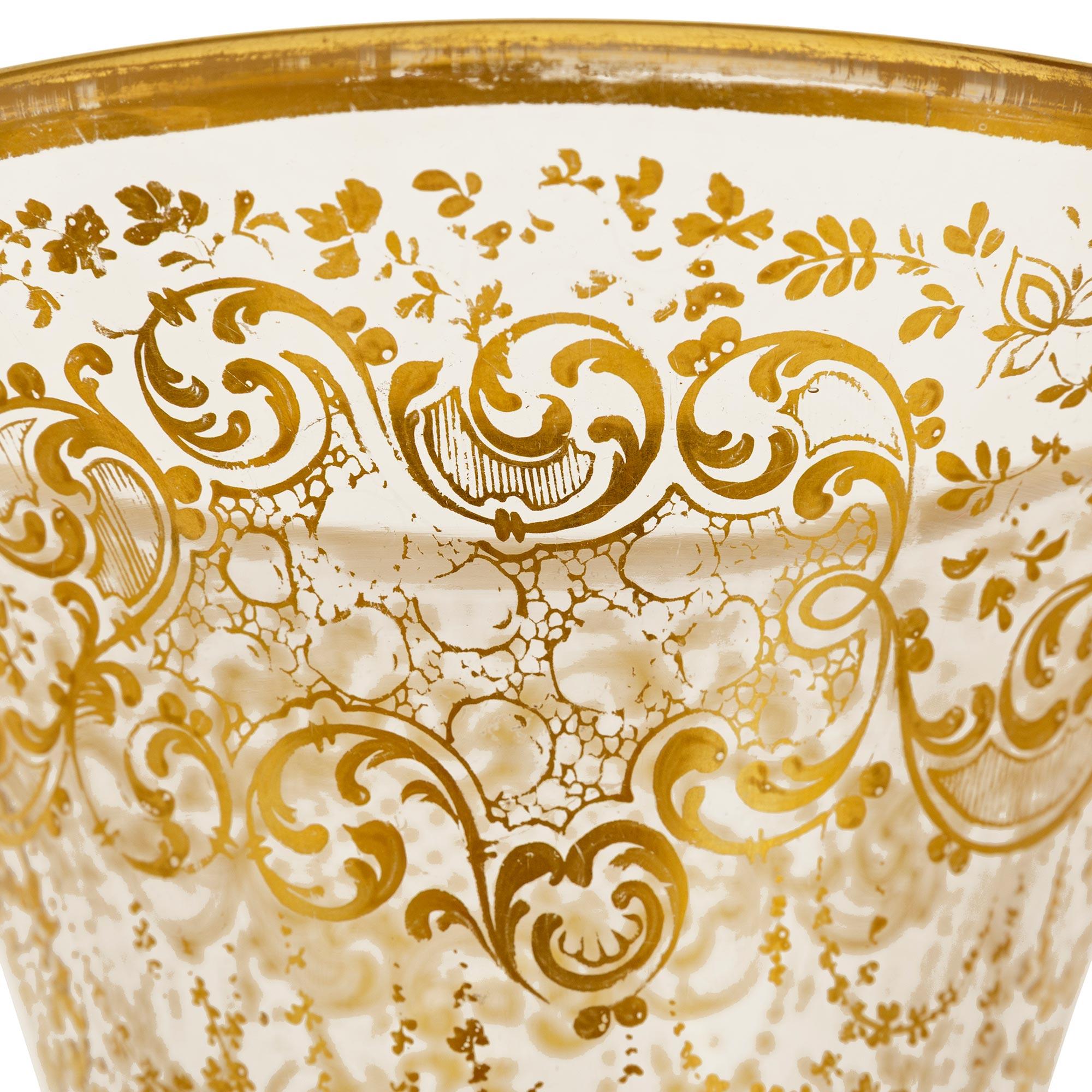 Vase Louis XV/XVI du XIXe siècle en bronze doré et cristal doré Bon état - En vente à West Palm Beach, FL
