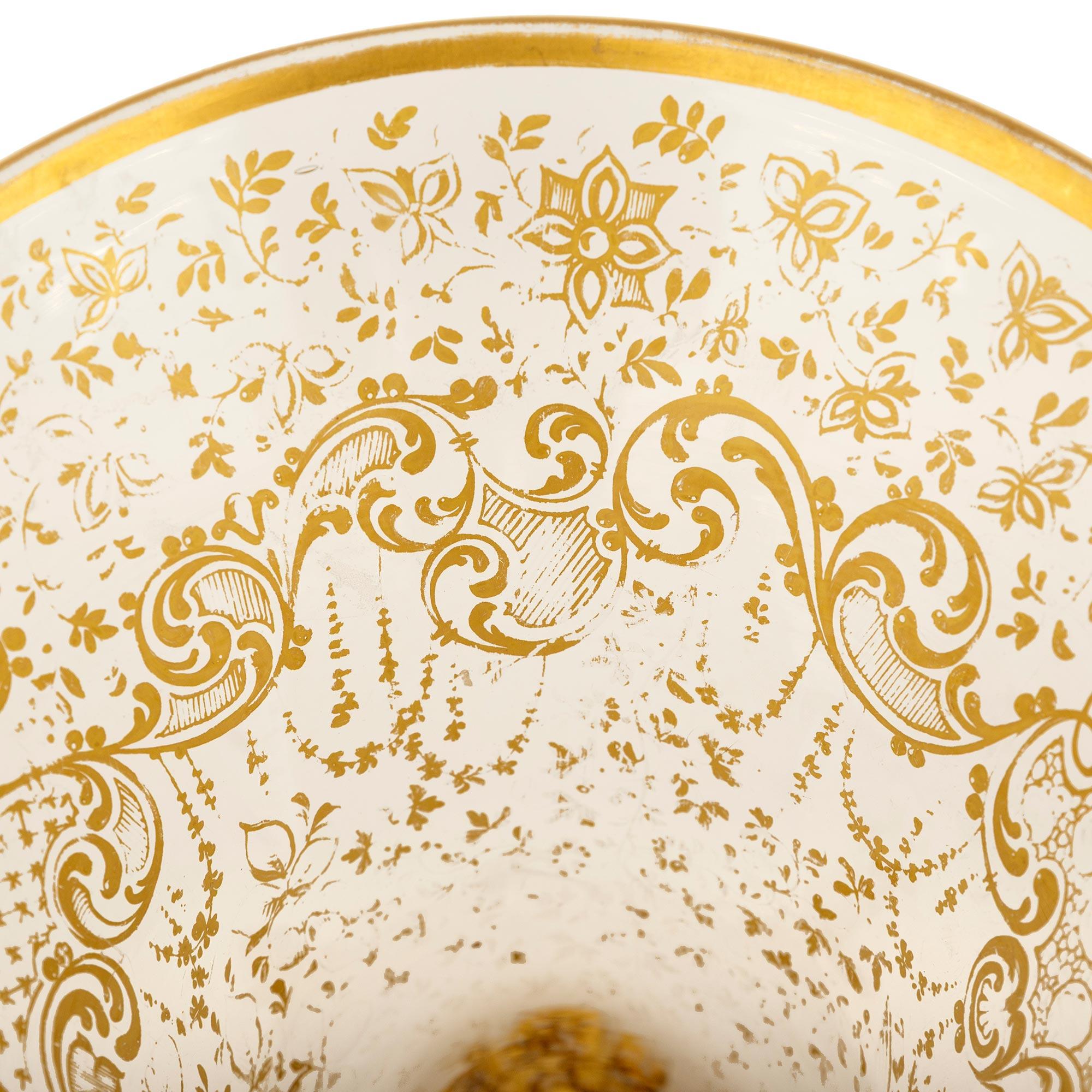 Cristal Vase Louis XV/XVI du XIXe siècle en bronze doré et cristal doré en vente