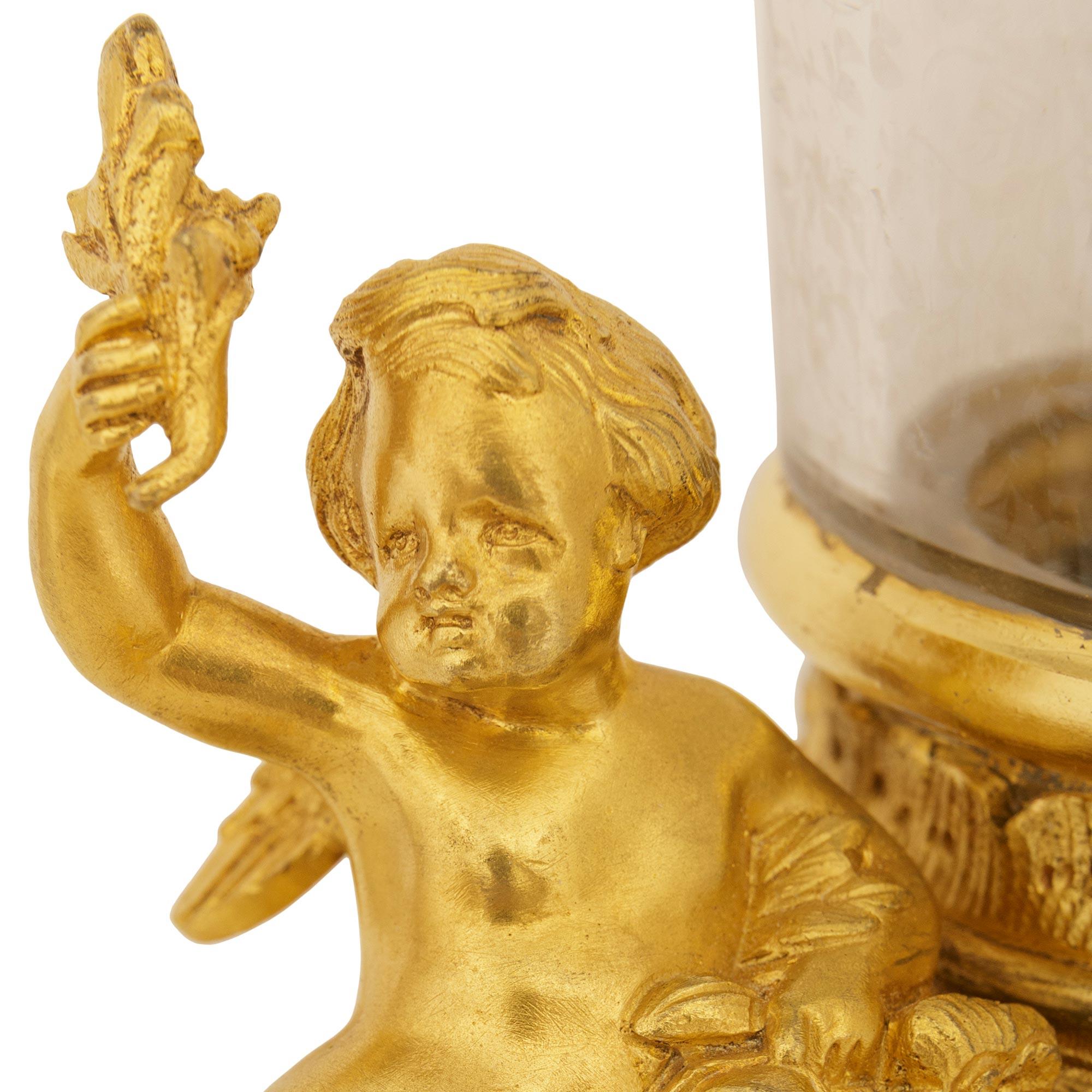 Vase Louis XV/XVI du XIXe siècle en bronze doré et cristal doré en vente 2