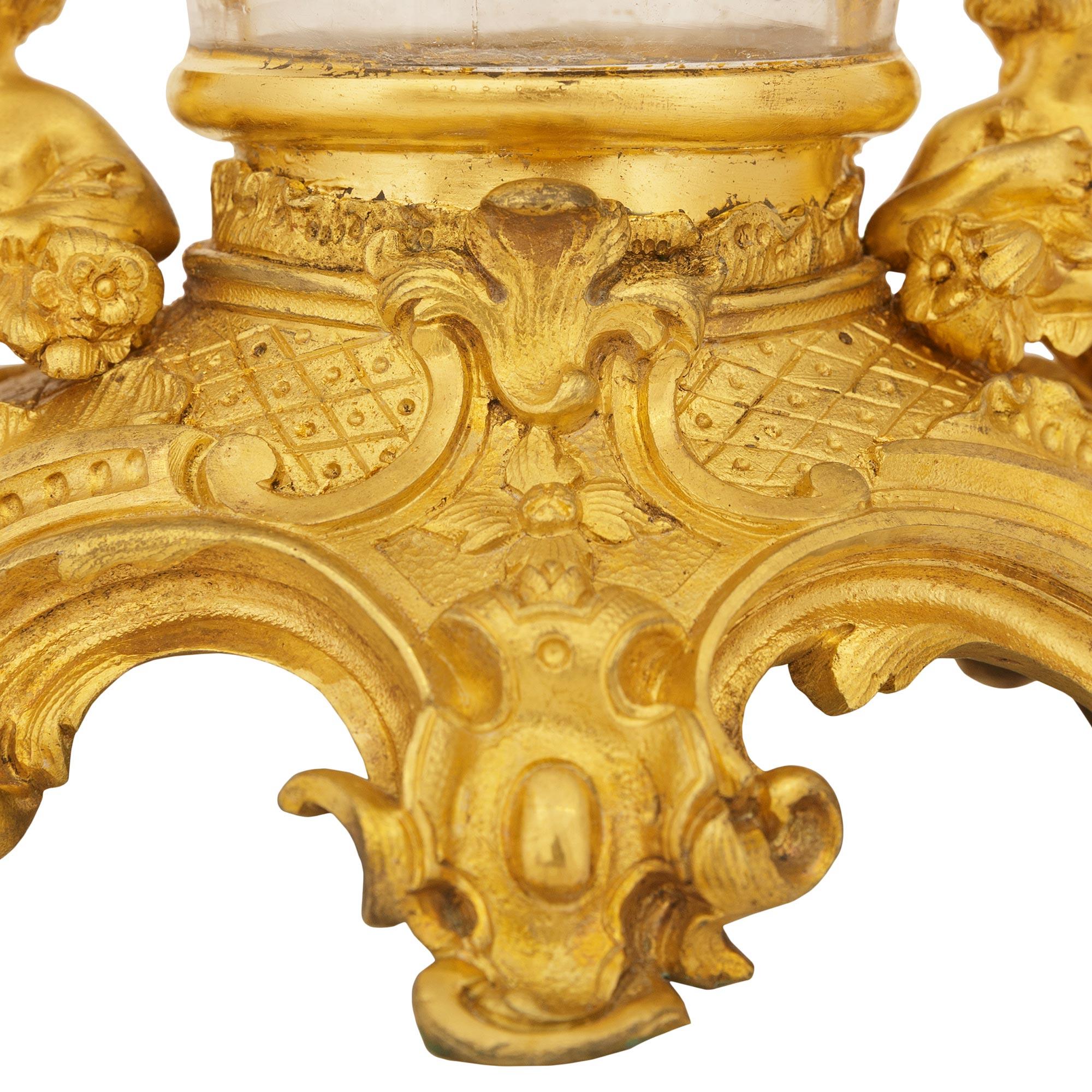 Vase Louis XV/XVI du XIXe siècle en bronze doré et cristal doré en vente 3
