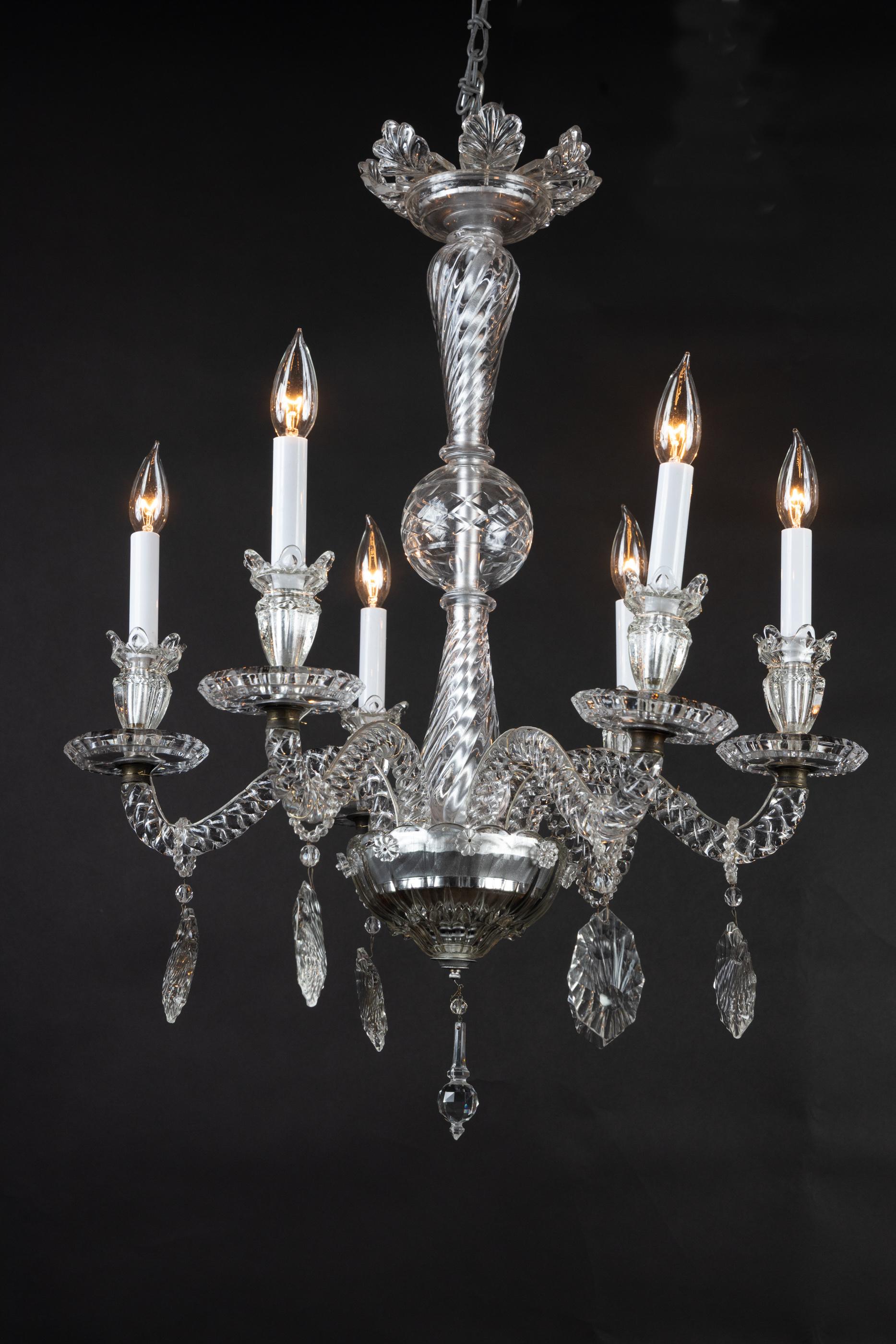 Französisch 19. Jahrhundert Louis XVI Baccarat Kristall sechs Licht Kronleuchter markiert Baccarat auf jeder bobeche. An der Spitze befindet sich eine gefiederte Krone, gefolgt von einem schönen, spiralförmigen Mittelstamm. In der Mitte des Stiels