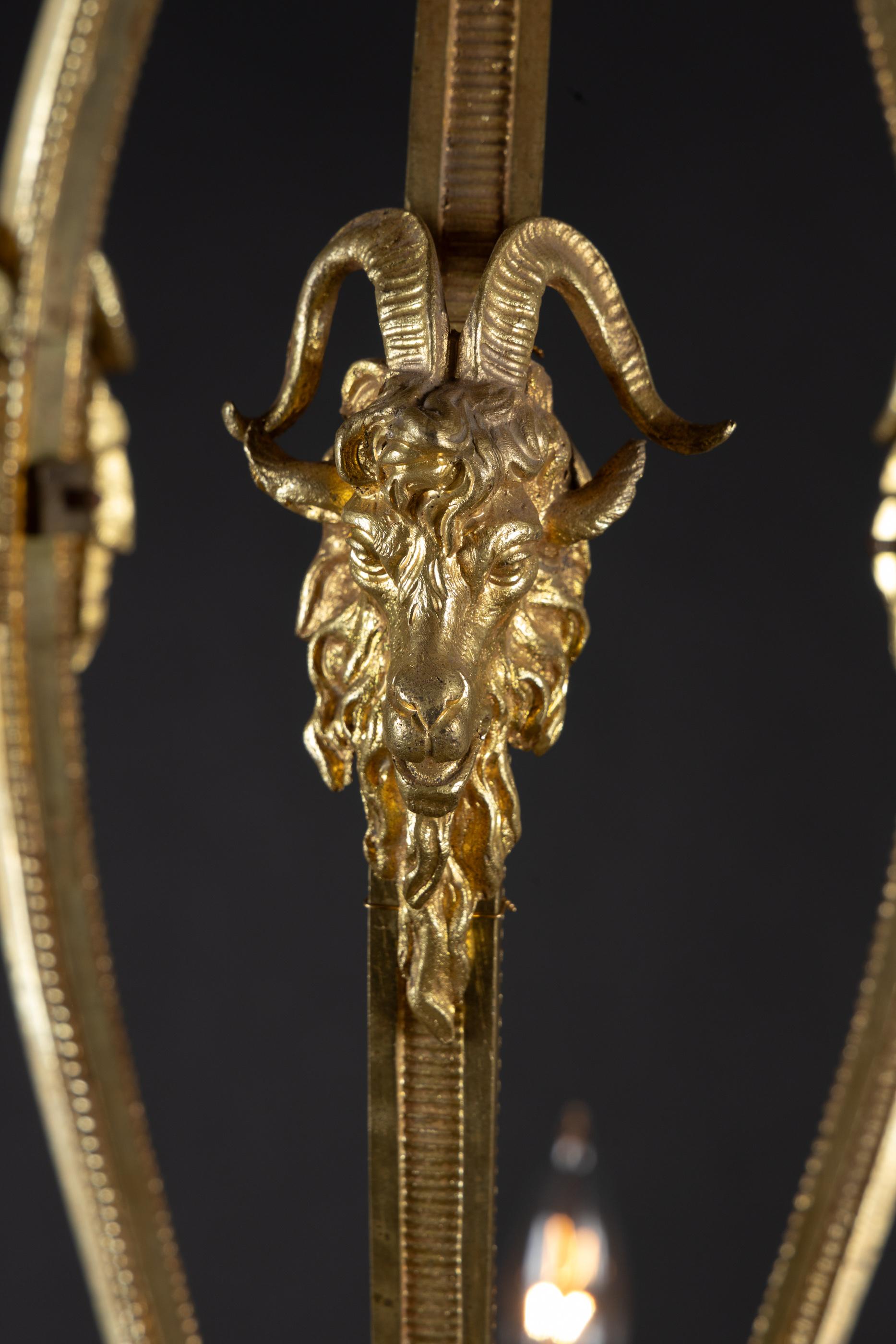 Araña francesa de bronce Luis XVI del siglo XIX con cabezas de carnero en venta 5