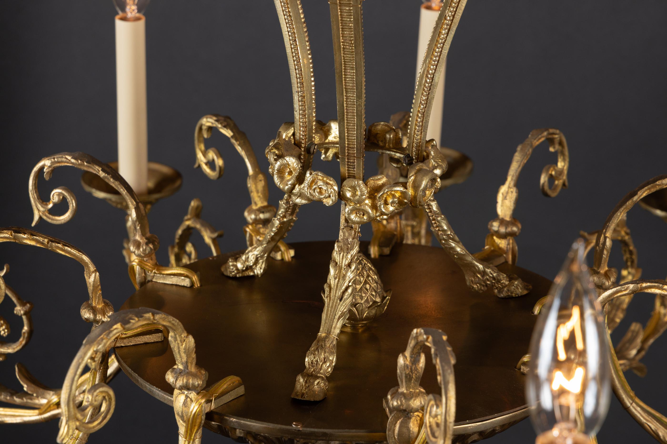 Araña francesa de bronce Luis XVI del siglo XIX con cabezas de carnero en venta 6
