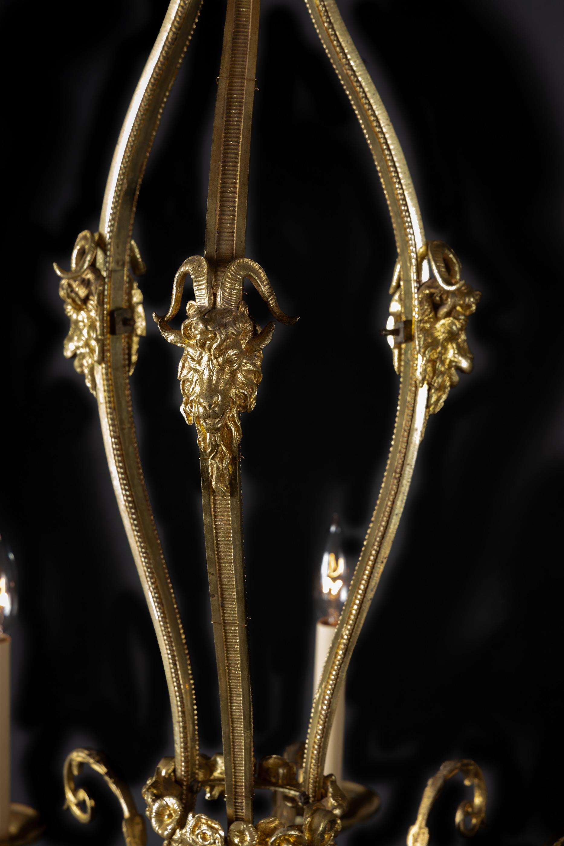 Araña francesa de bronce Luis XVI del siglo XIX con cabezas de carnero en venta 7