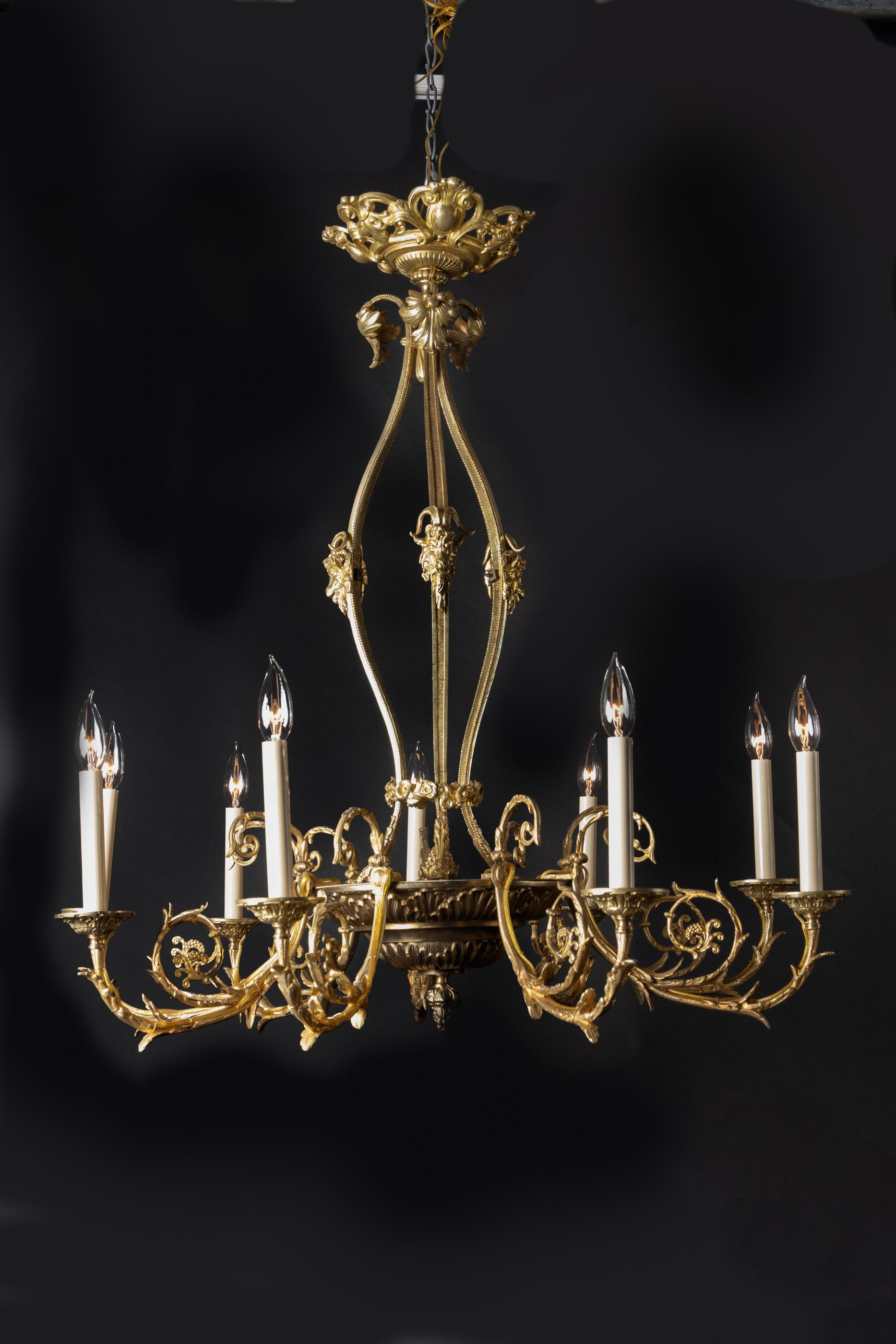 Araña francesa de bronce Luis XVI del siglo XIX con cabezas de carnero en venta 9