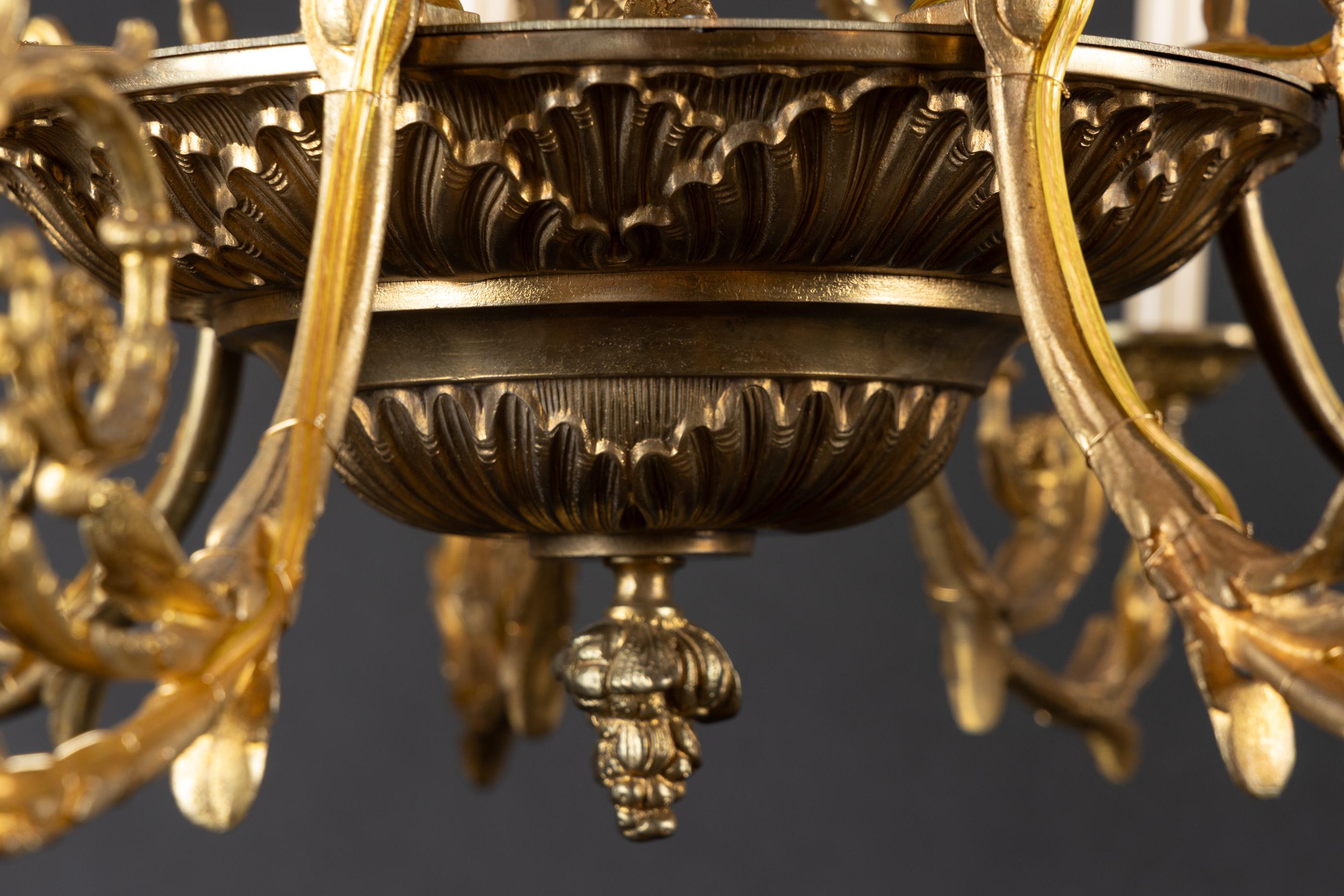 Araña francesa de bronce Luis XVI del siglo XIX con cabezas de carnero en venta 2