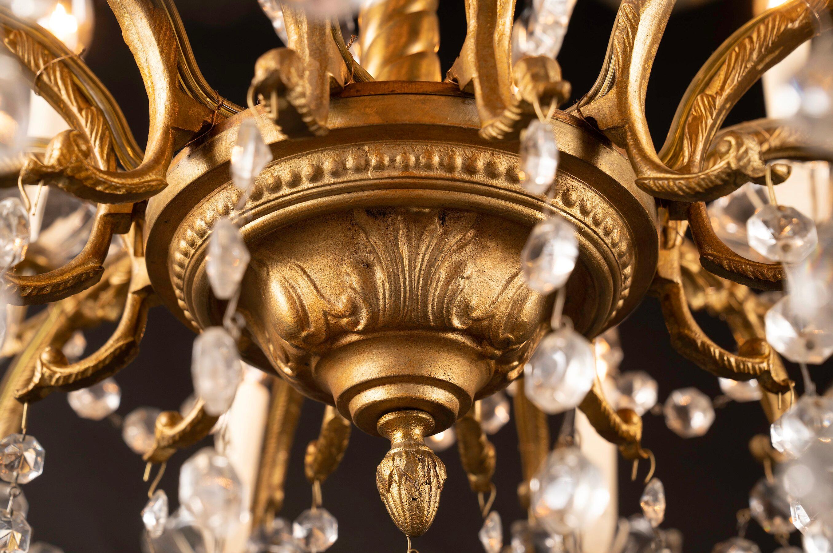 Francese Lampadario francese del XIX secolo Luigi XVI in bronzo e cristallo, a due piani in vendita