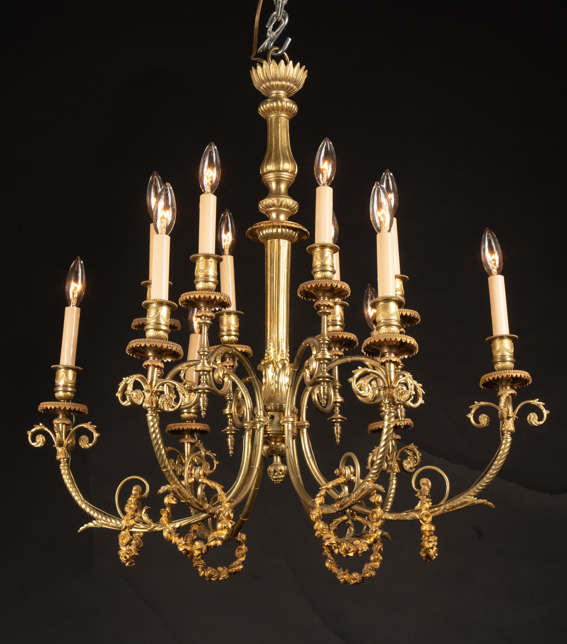 Araña francesa del siglo XIX, Luis XVI, de bronce d'ore, de dos pisos, con brazos de bronce con volutas, goteros, candelabros y bobeches de bronce, colgada con guirnaldas de bronce.

Cada pieza de nuestra tienda está recableada profesionalmente y en