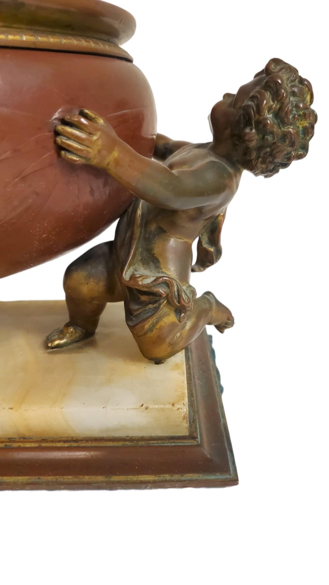 Centre de table Louis XVI du 19ème siècle en bronze doré et onyx, 3 pièces avec urnes en vente 4