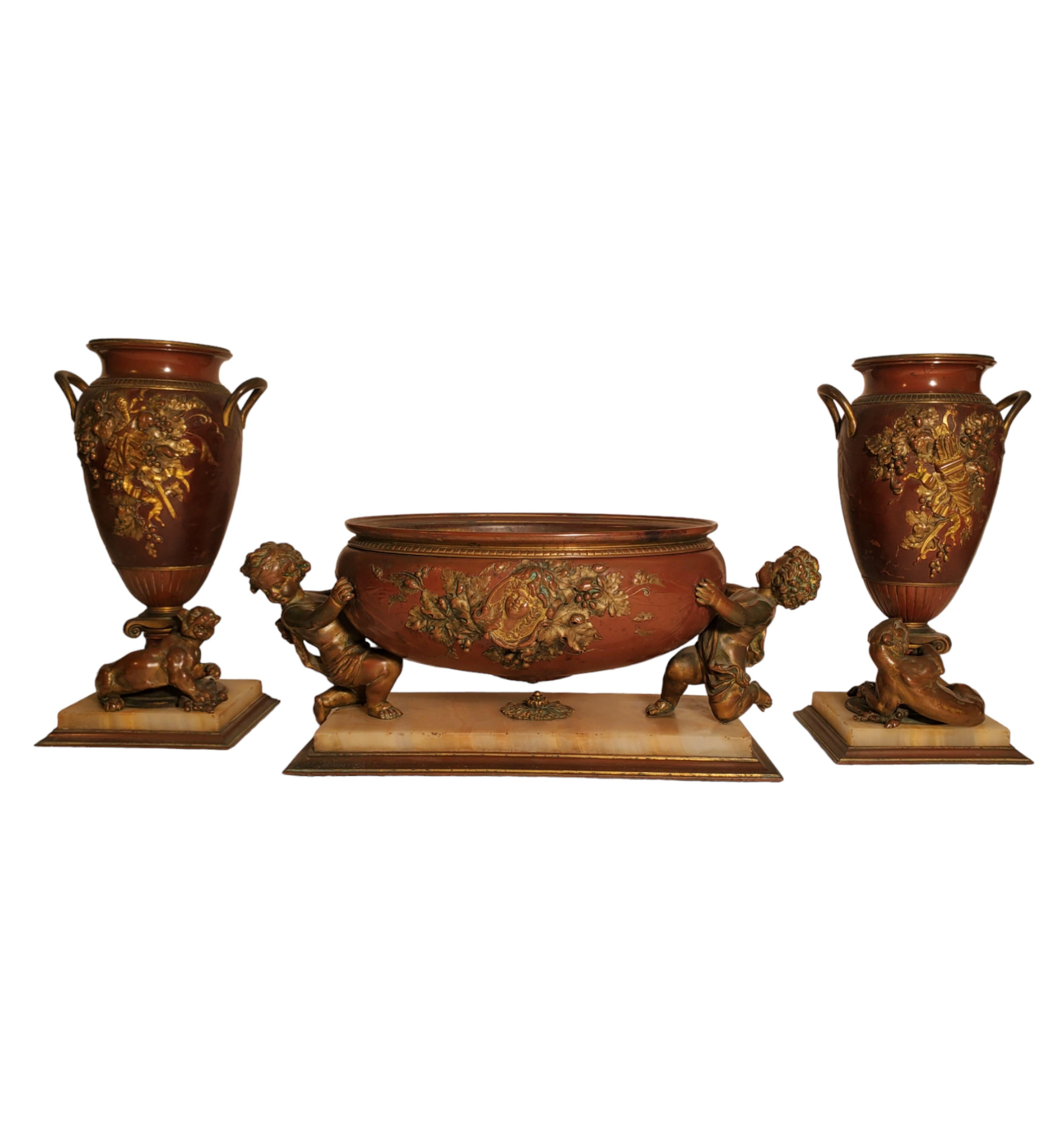 Französisch 19. Jahrhundert Louis XVI Bronze + Ormolu + Onyx 3 Stück Tafelaufsatz w/urns  im Angebot 15