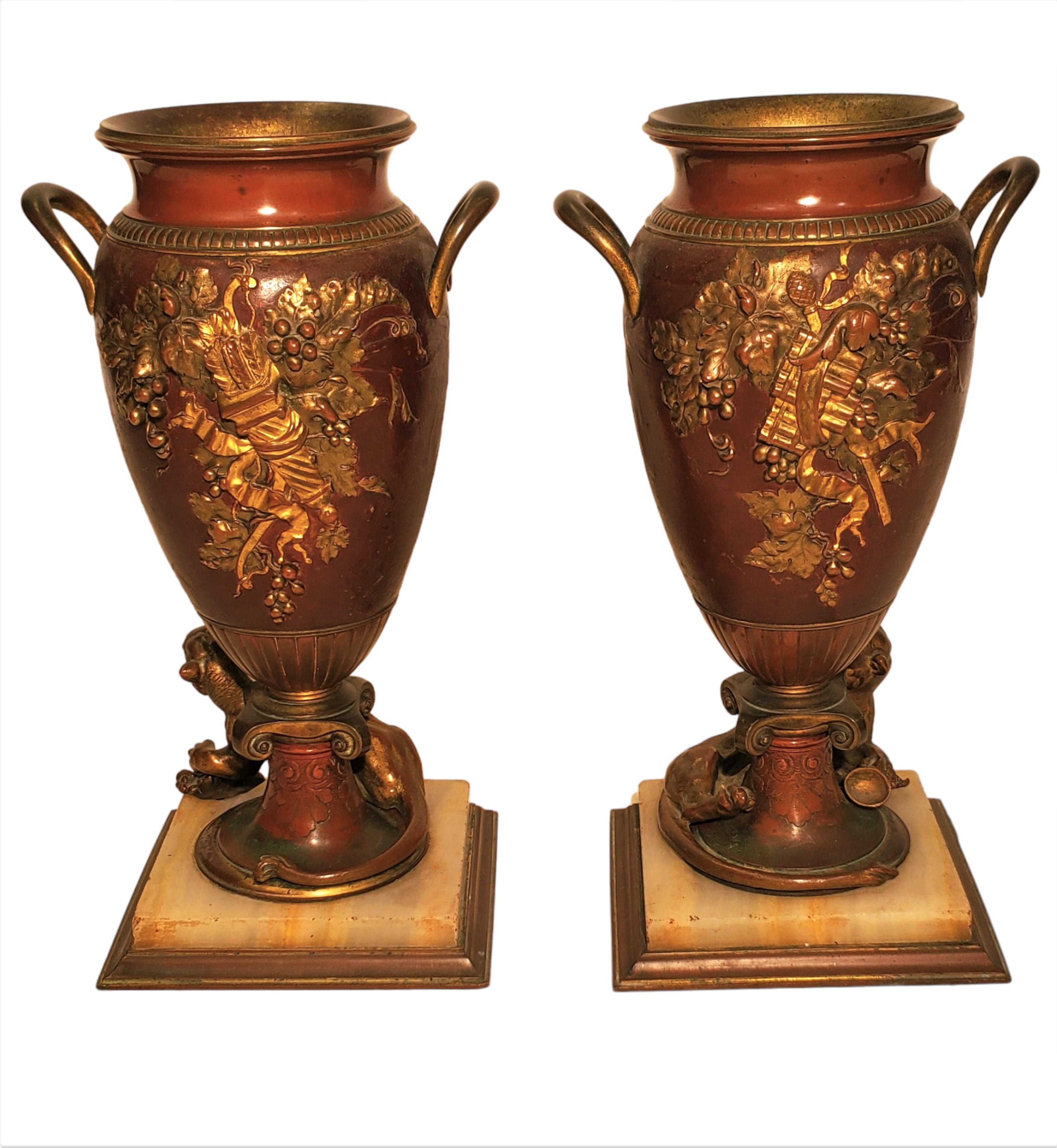 Französisch 19. Jahrhundert Louis XVI Bronze + Ormolu + Onyx 3 Stück Tafelaufsatz w/urns  im Zustand „Gut“ im Angebot in New York City, NY