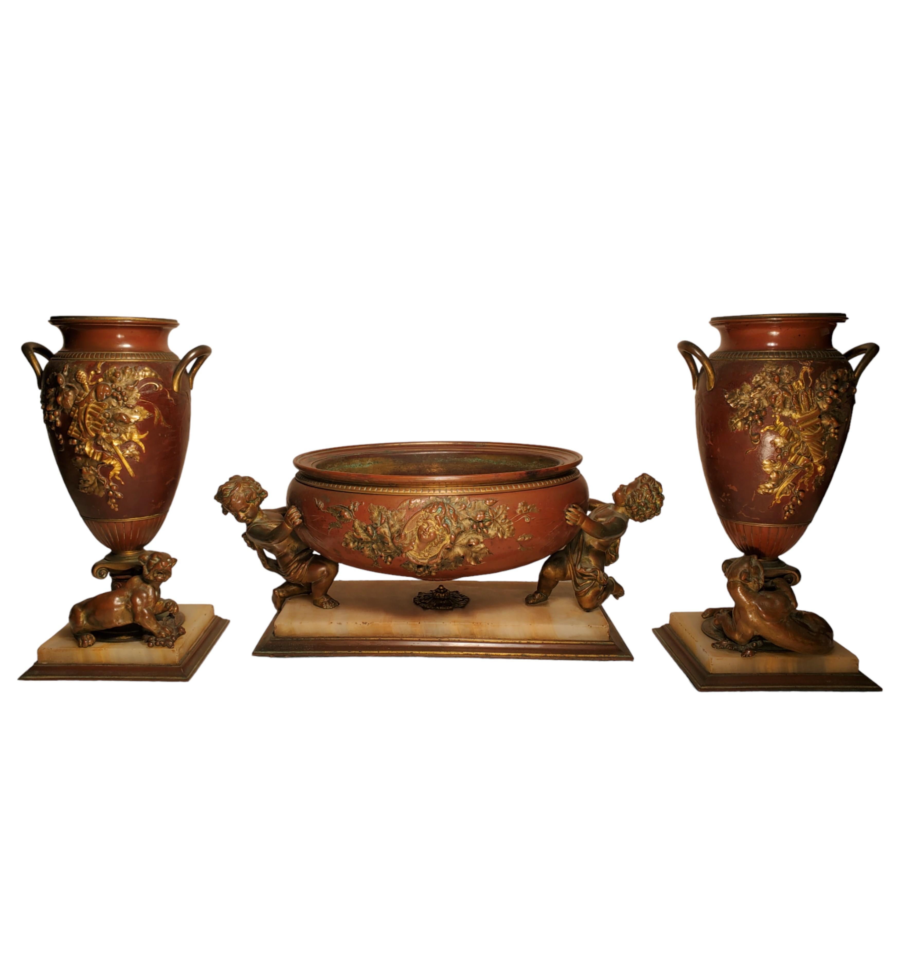 Französisch 19. Jahrhundert Louis XVI Bronze + Ormolu + Onyx 3 Stück Tafelaufsatz w/urns  im Angebot 3